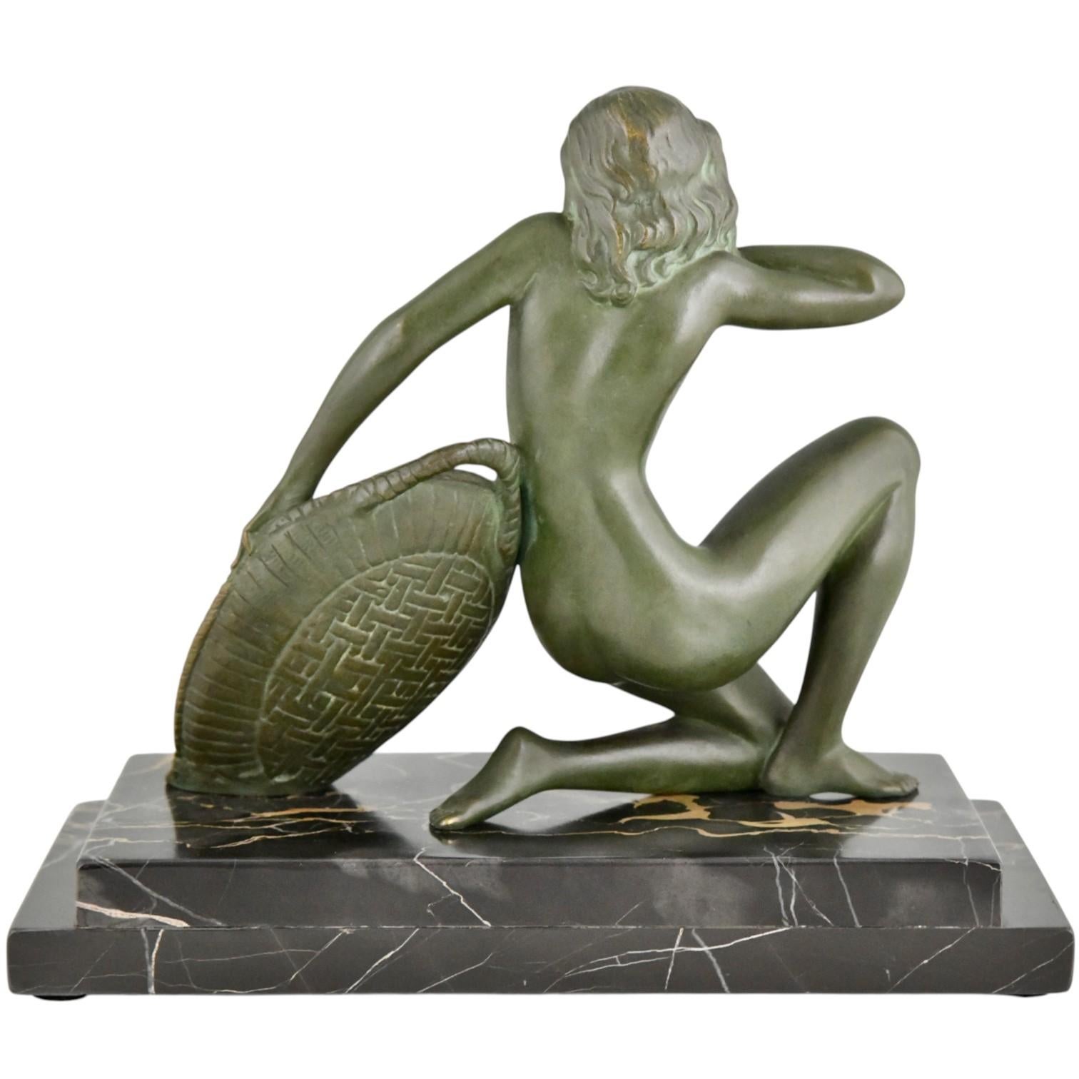 Nudo inginocchiato in bronzo Art Déco con cesto di frutta di A. Soleau Francia 1930 In condizioni buone in vendita a Antwerp, BE