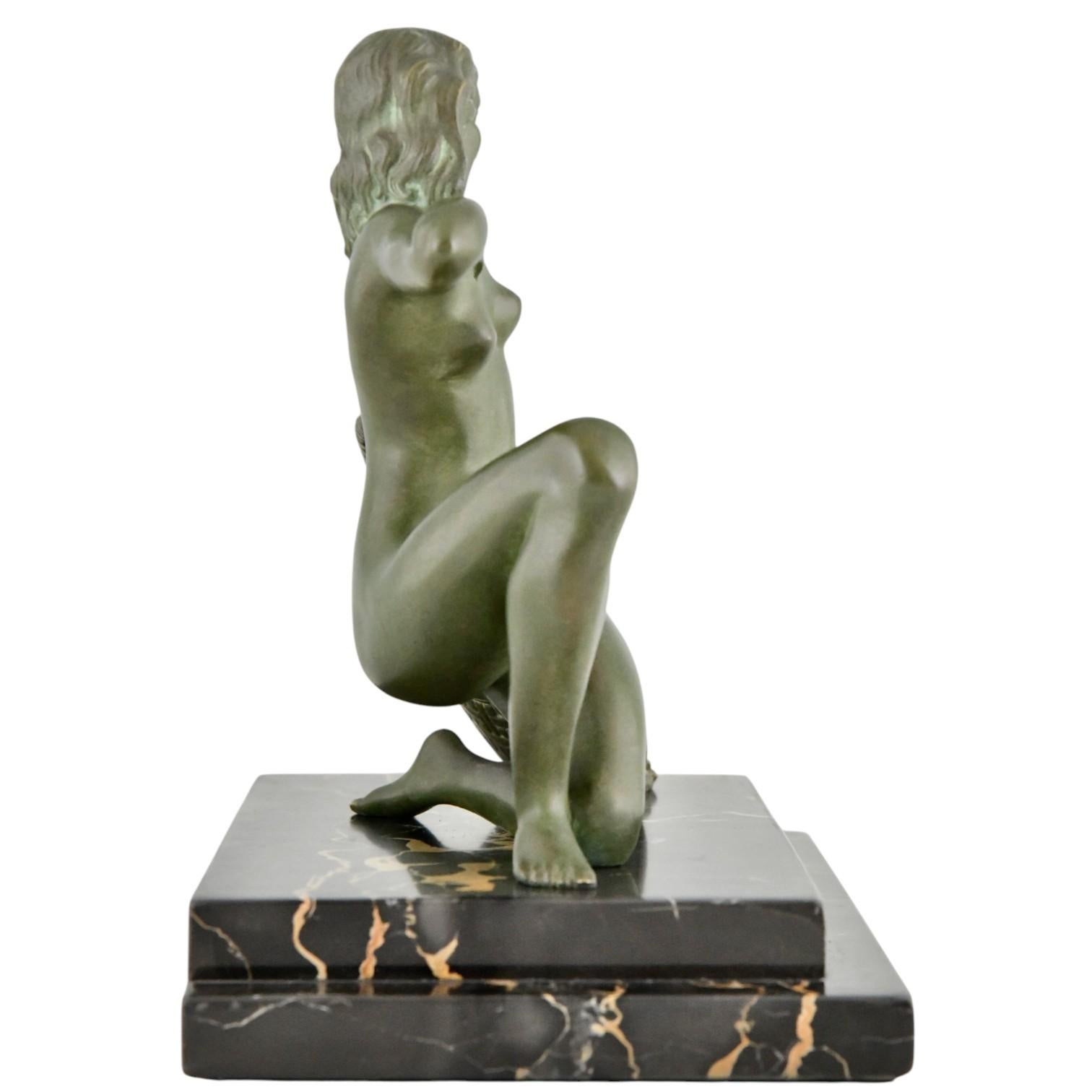 Metà XX secolo Nudo inginocchiato in bronzo Art Déco con cesto di frutta di A. Soleau Francia 1930 in vendita