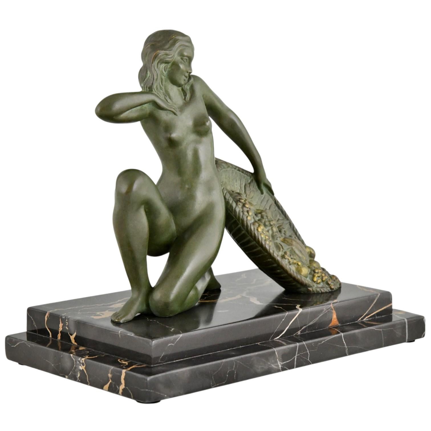 Bronzo Nudo inginocchiato in bronzo Art Déco con cesto di frutta di A. Soleau Francia 1930 in vendita