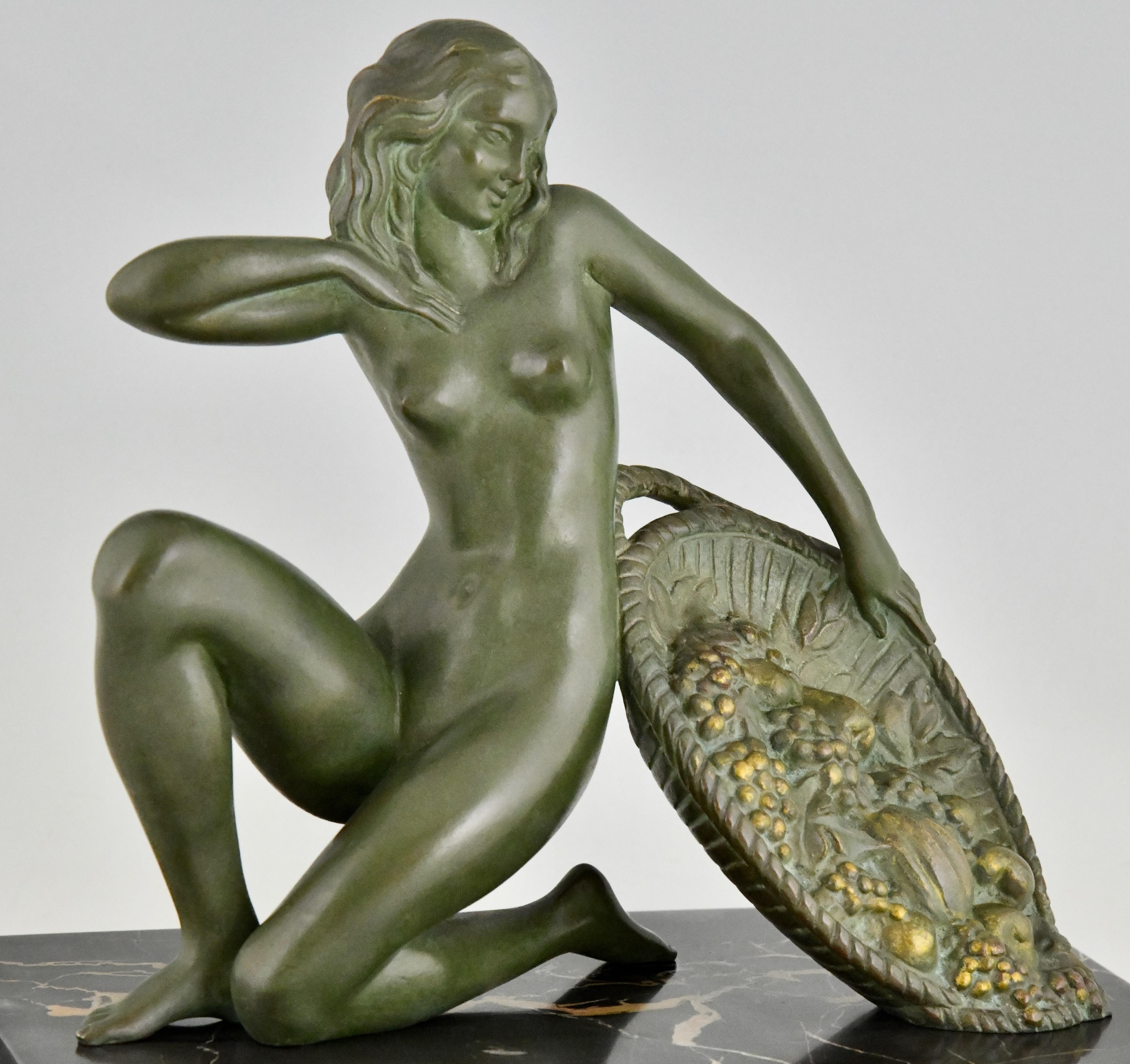 Nudo inginocchiato in bronzo Art Déco con cesto di frutta di A. Soleau Francia 1930 in vendita 1