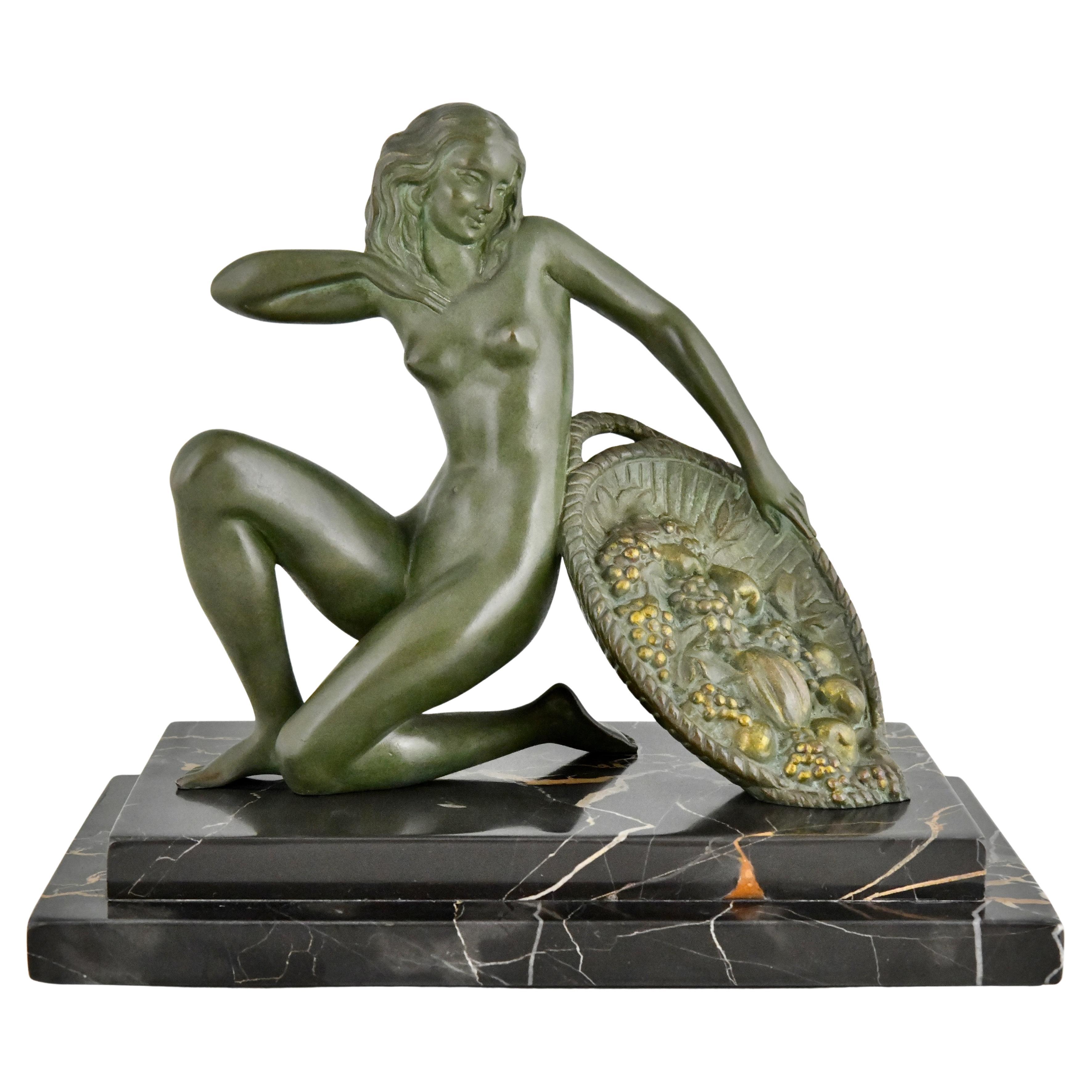 Nudo inginocchiato in bronzo Art Déco con cesto di frutta di A. Soleau Francia 1930 in vendita
