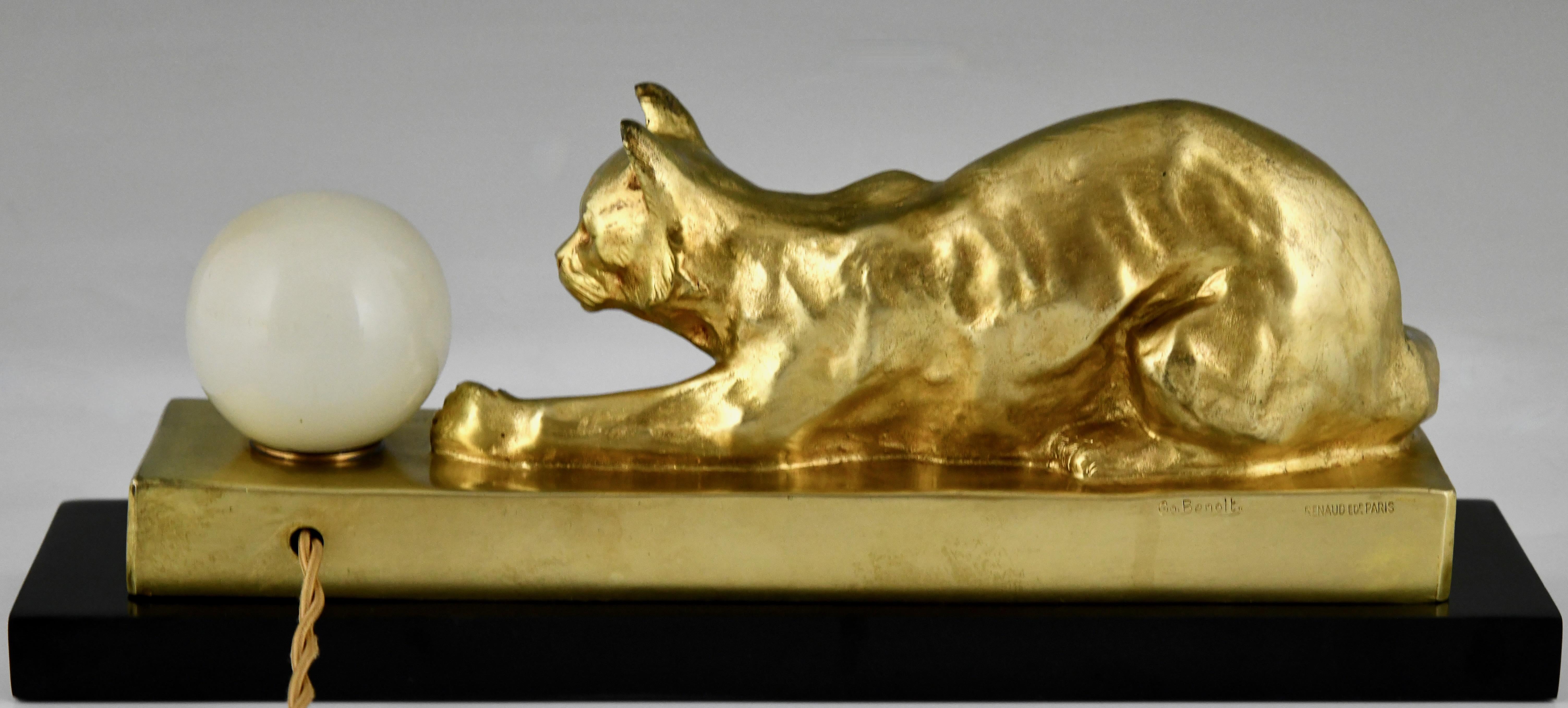 Art Deco bronze lamp sculpture cat with ball by Georges Benoit.  In Good Condition In Antwerp, BE