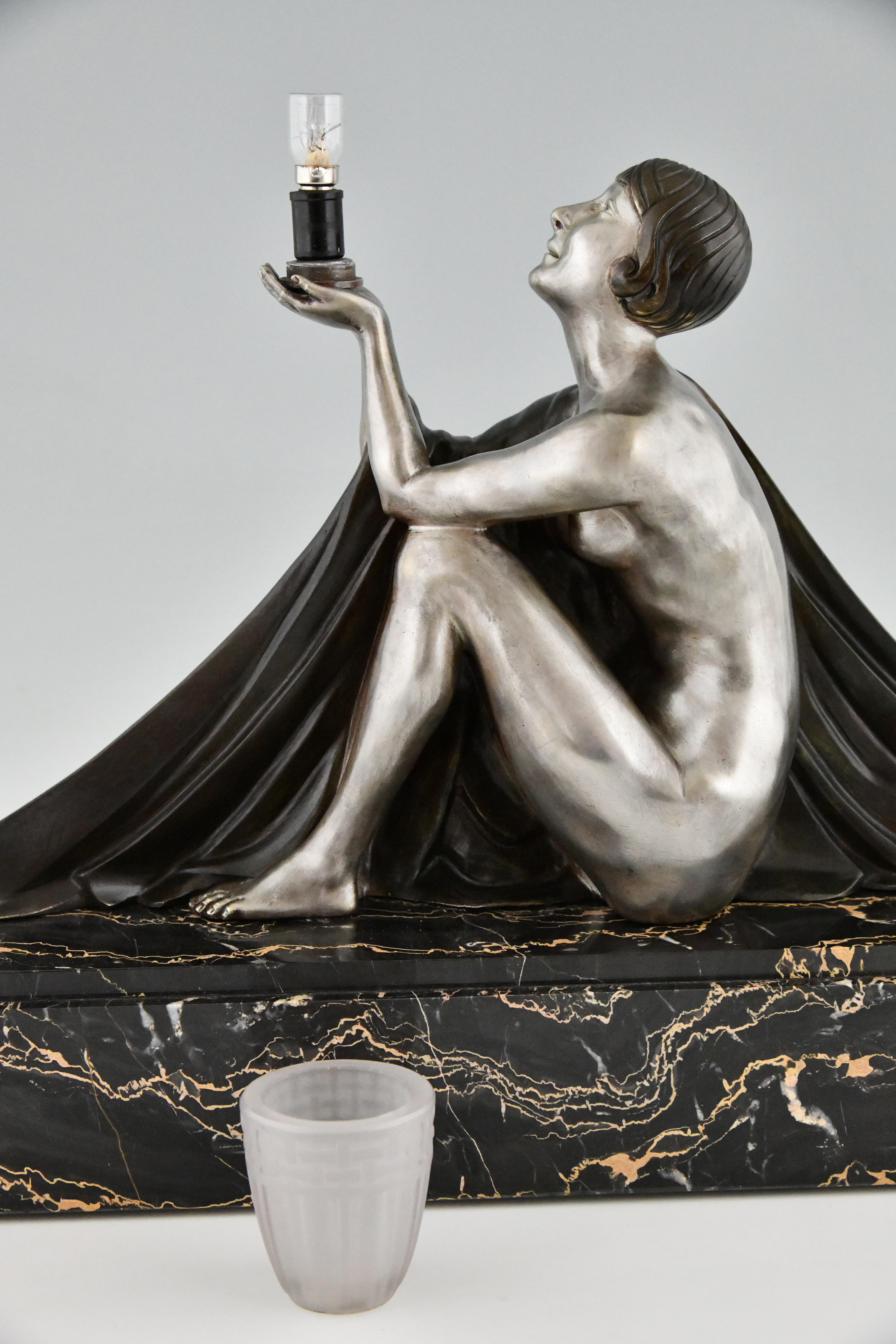 Lampe Art Déco Bronze Sculpture Dame assise avec vase par Jean Lormier France 1925 en vente 4