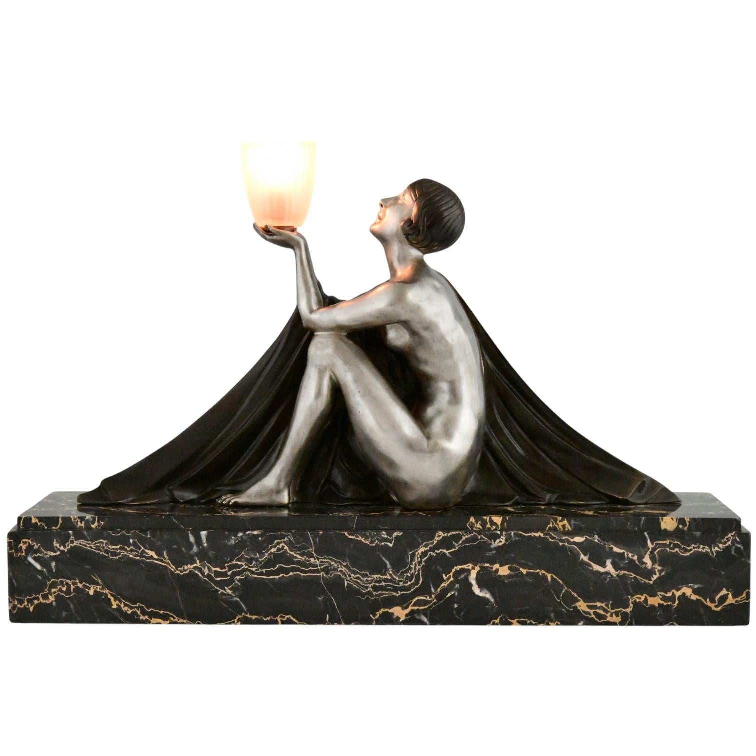 Elégante sculpture de lampe en bronze Art déco représentant une dame assise avec un vase, combinant le bronze, le verre et le marbre. Créé par Jean Lormier, signé J. Lormier. Fabrication française vers 1925. La figure est en bronze patiné, montée