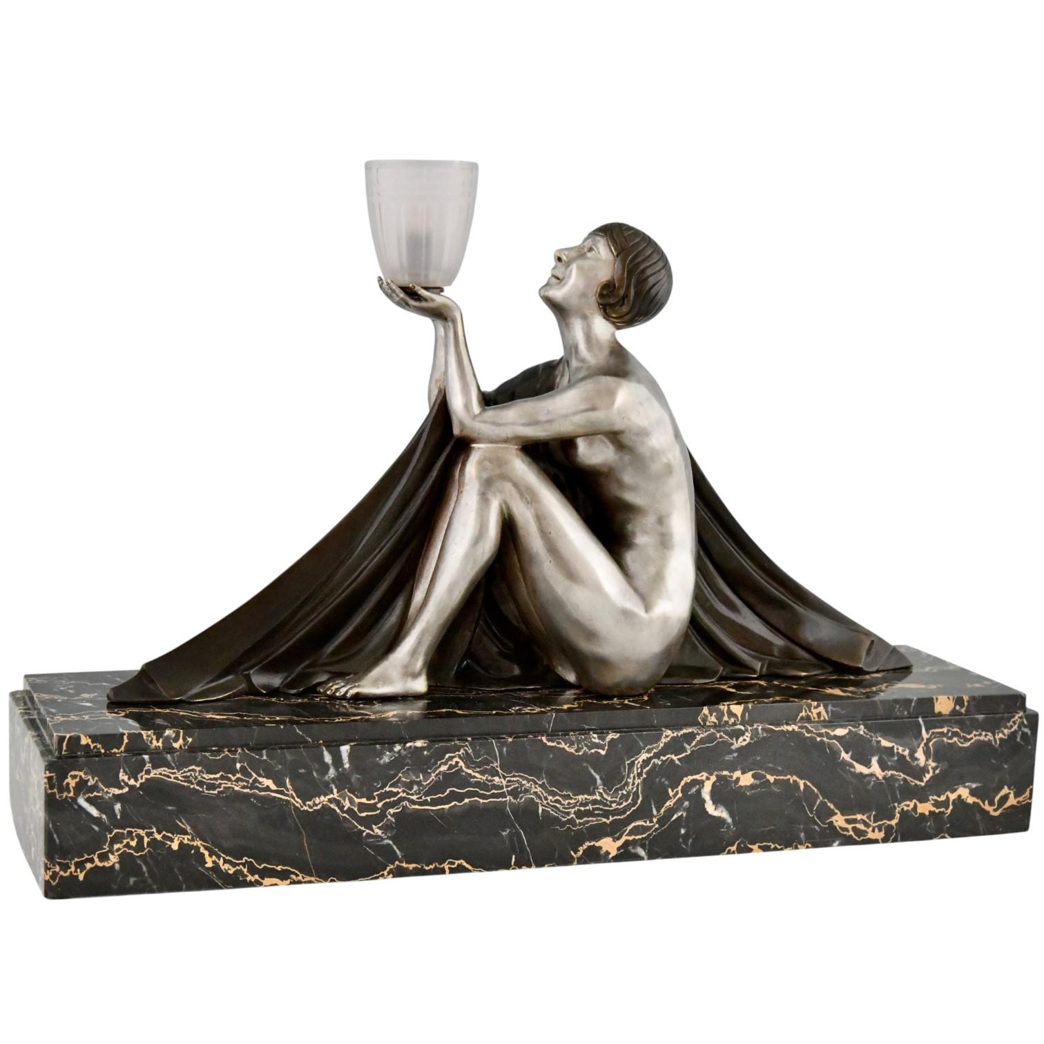 Art déco Lampe Art Déco Bronze Sculpture Dame assise avec vase par Jean Lormier France 1925 en vente