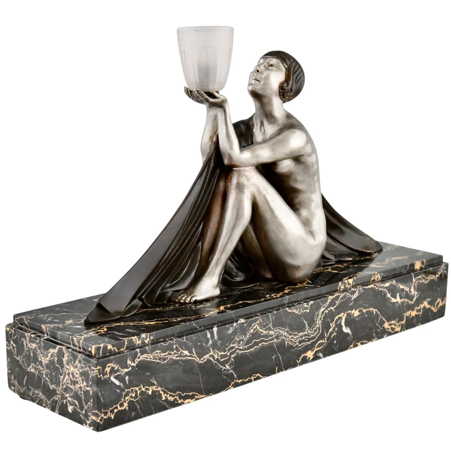 Français Lampe Art Déco Bronze Sculpture Dame assise avec vase par Jean Lormier France 1925 en vente