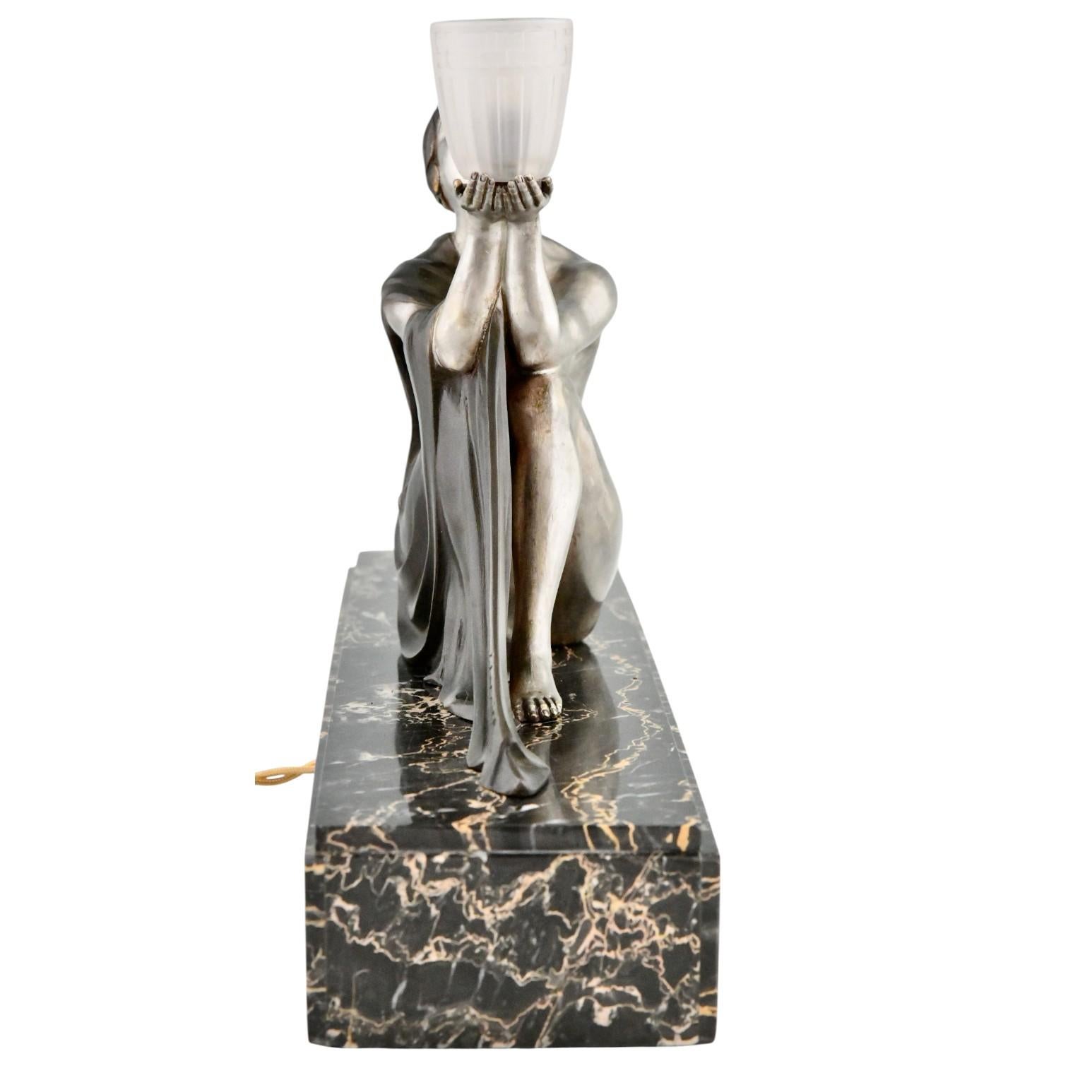 Lampe Art Déco Bronze Sculpture Dame assise avec vase par Jean Lormier France 1925 Bon état - En vente à Antwerp, BE