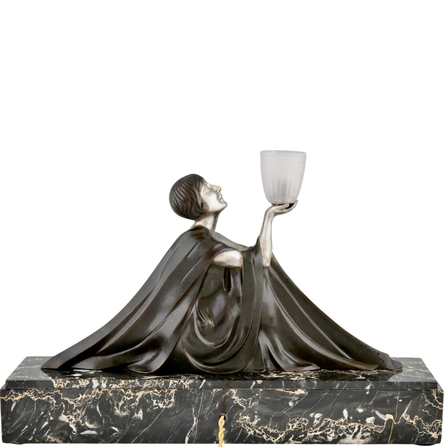 Début du 20ème siècle Lampe Art Déco Bronze Sculpture Dame assise avec vase par Jean Lormier France 1925 en vente