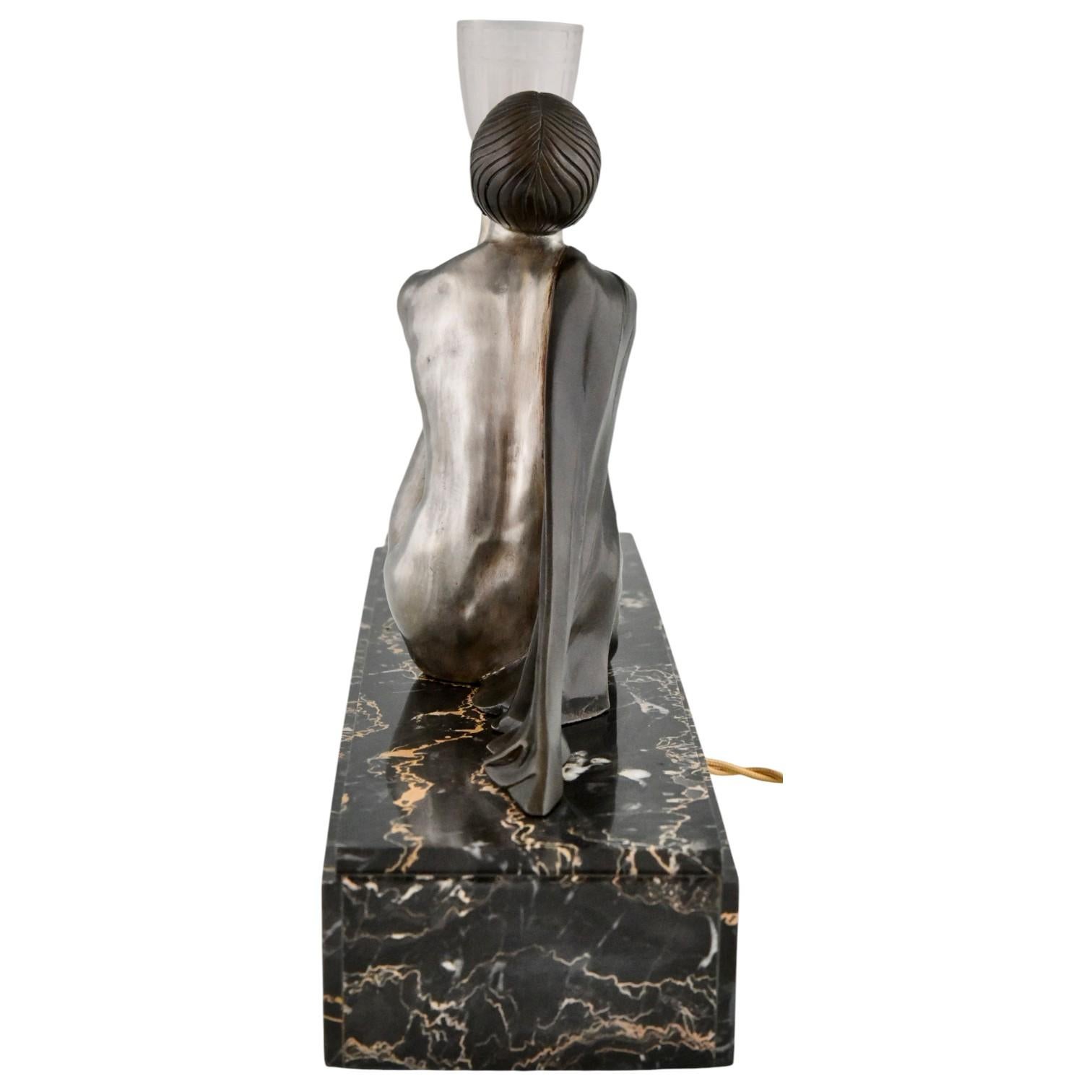 Lampe Art Déco Bronze Sculpture Dame assise avec vase par Jean Lormier France 1925 en vente 1