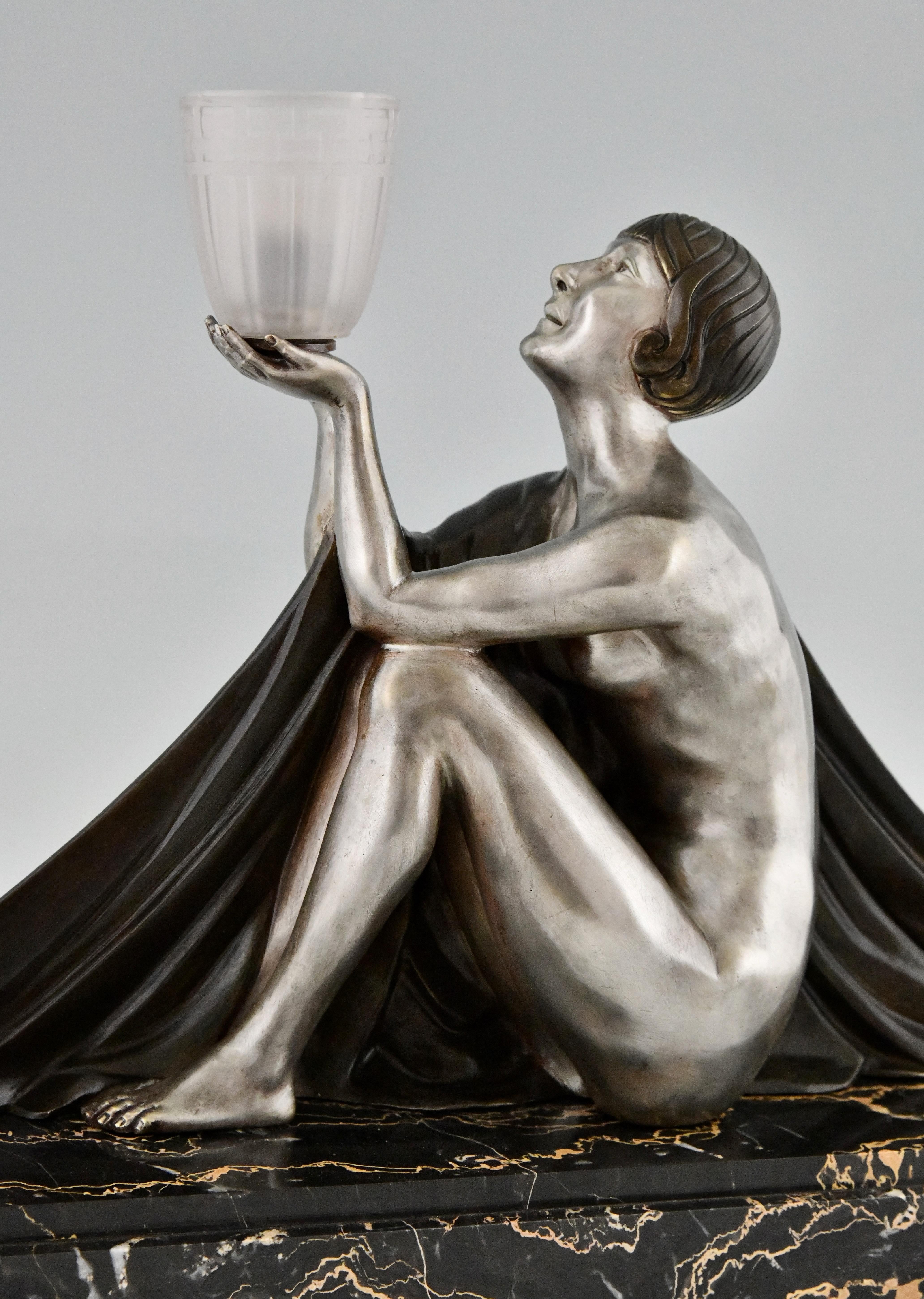 Lampe Art Déco Bronze Sculpture Dame assise avec vase par Jean Lormier France 1925 en vente 3