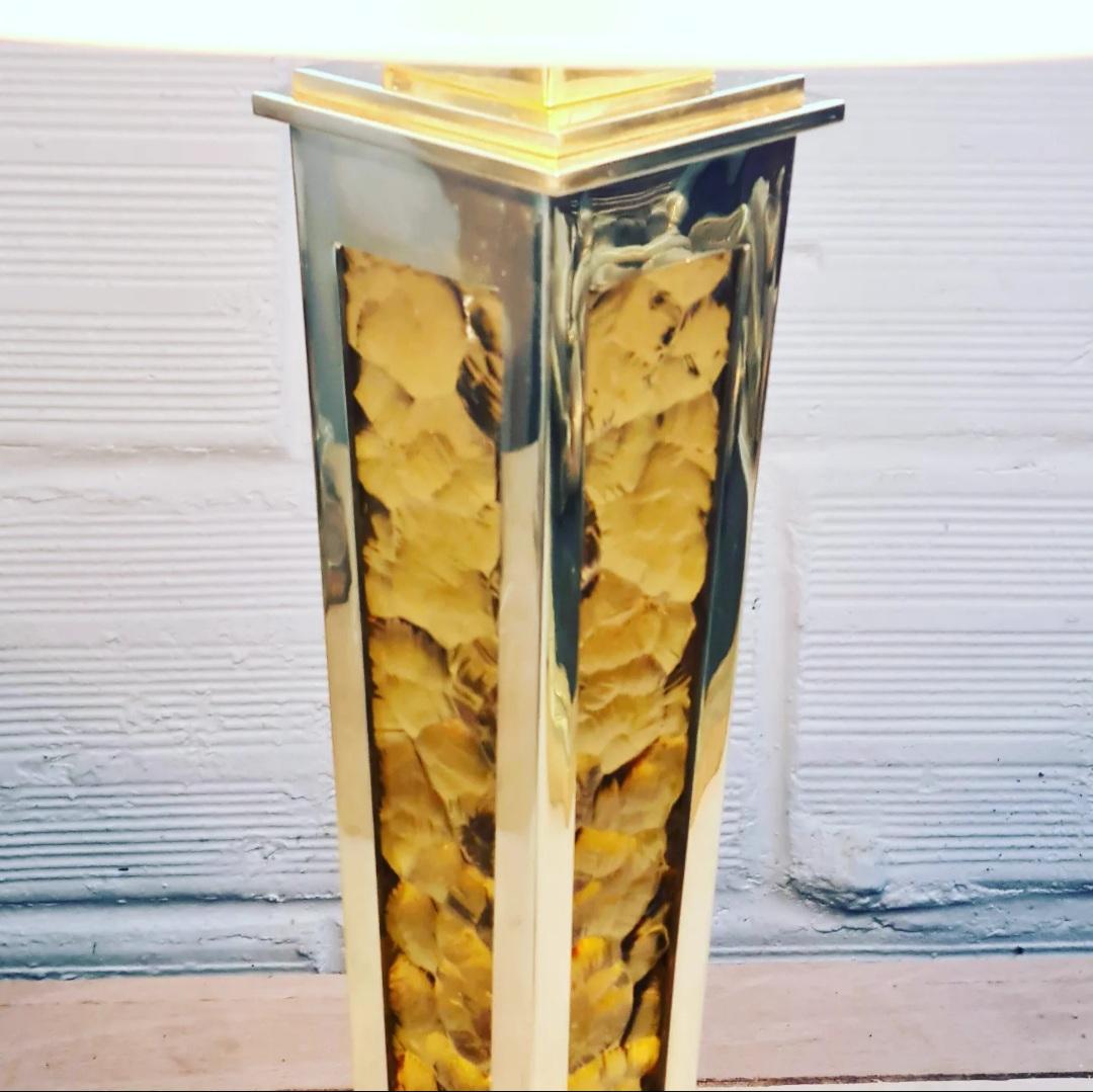 Lampe de table Art Déco en bronze avec finition dorée et verres ambrés.