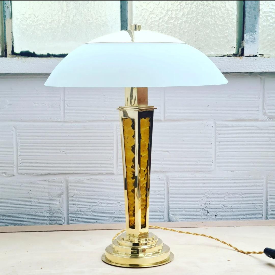 Français Lampe Art Déco en bronze avec finition dorée et verres ambrés en vente