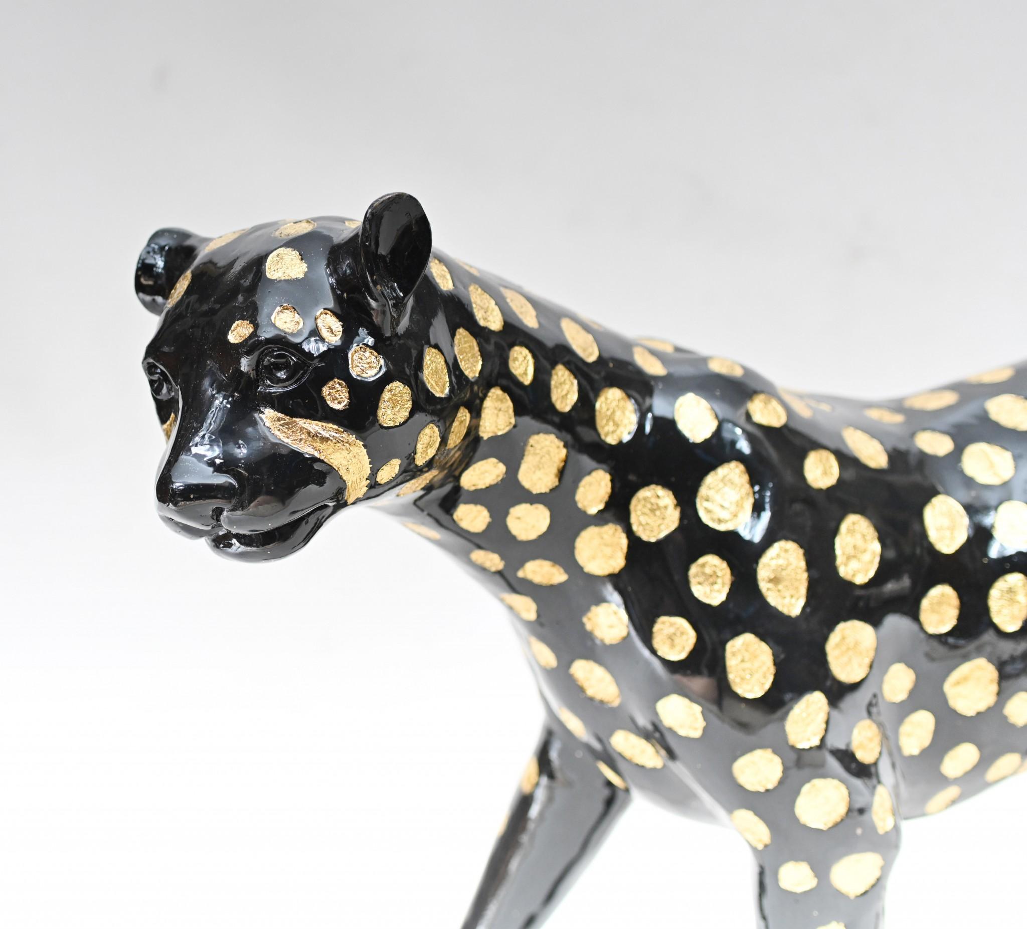 Desde luego, ¡un leopardo de bronce nunca cambia sus manchas!
Impresionante leopardo de bronce a tamaño natural en estilo art decó
1,5 m de la cabeza a la cola - 152 CM
Acabado negro con lunares dorados, un aspecto tan estupendo para esta obra de