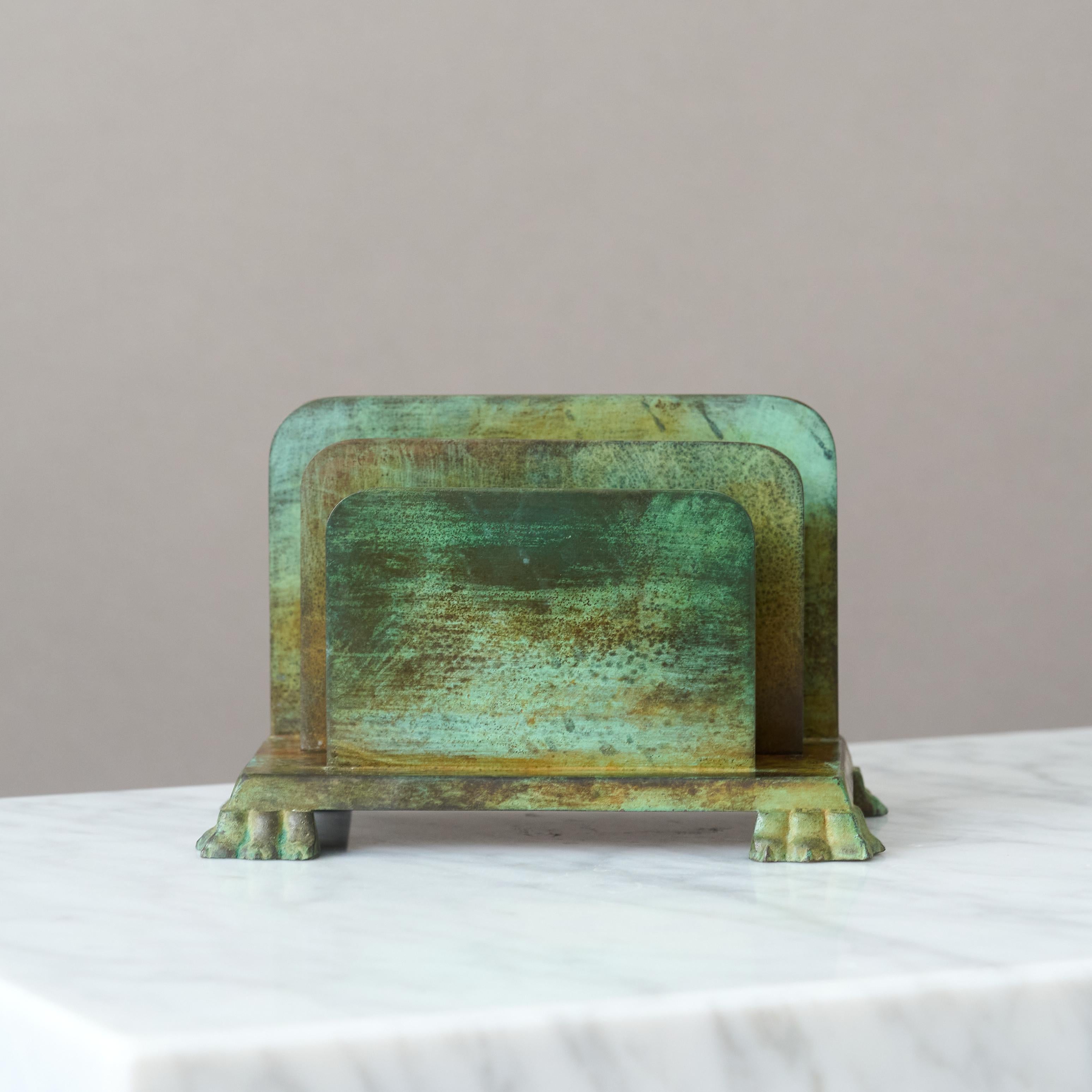 Un bellissimo portalettere in bronzo con un'incredibile patina. 
Realizzata da GAB Guldsmedsaktiebolaget, Svezia, anni '30.  

In buone condizioni, con alcuni graffi e usura della patina.
Timbro 
