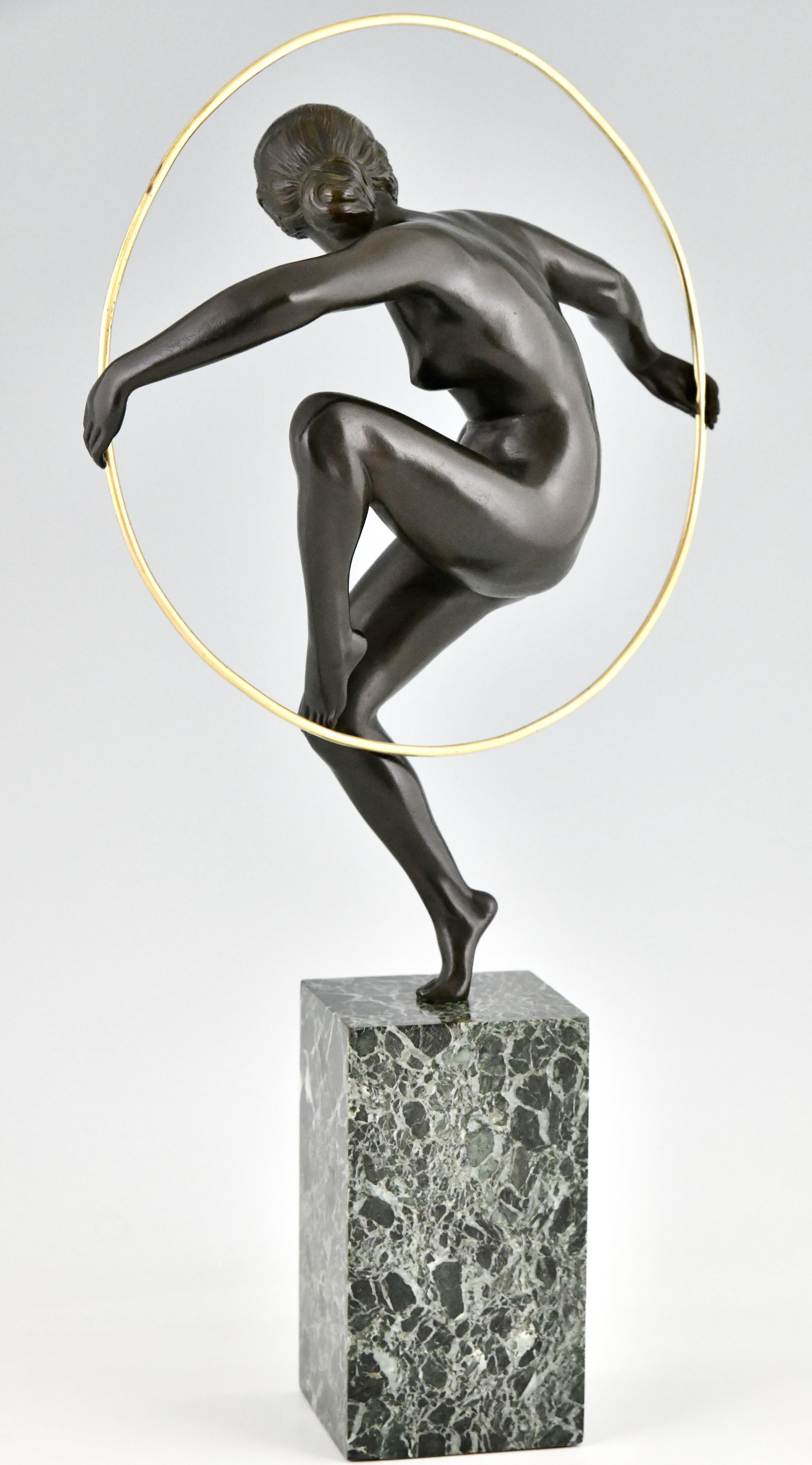 Art Deco Bronze nackte Reifentänzerin von Marcel-André Bouraine Frankreich 1930 (Mitte des 20. Jahrhunderts) im Angebot