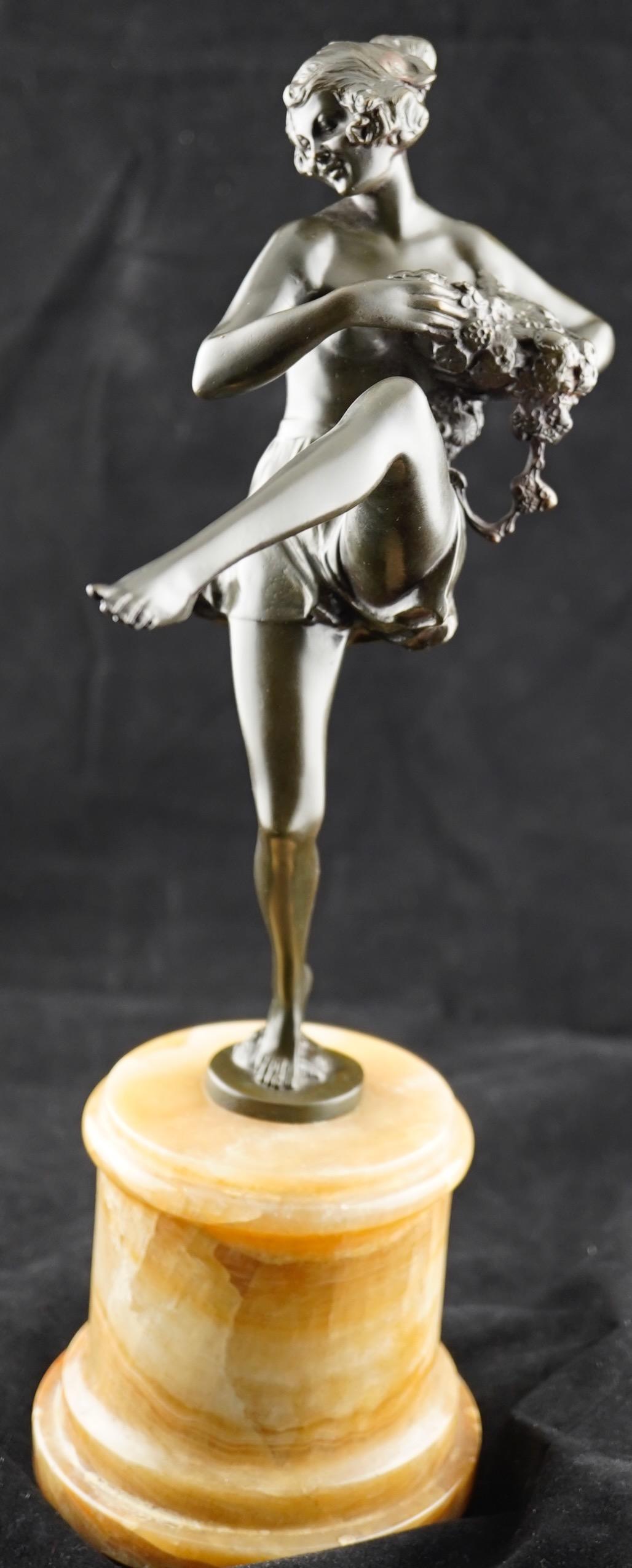 Bronzo Art Deco del noto scultore austriaco Bruno Zach. Bruno Zach è noto per i suoi bronzi erotici. Il bronzo raffigura una ballerina seminuda ricoperta di fiori. Firmato sulla base 