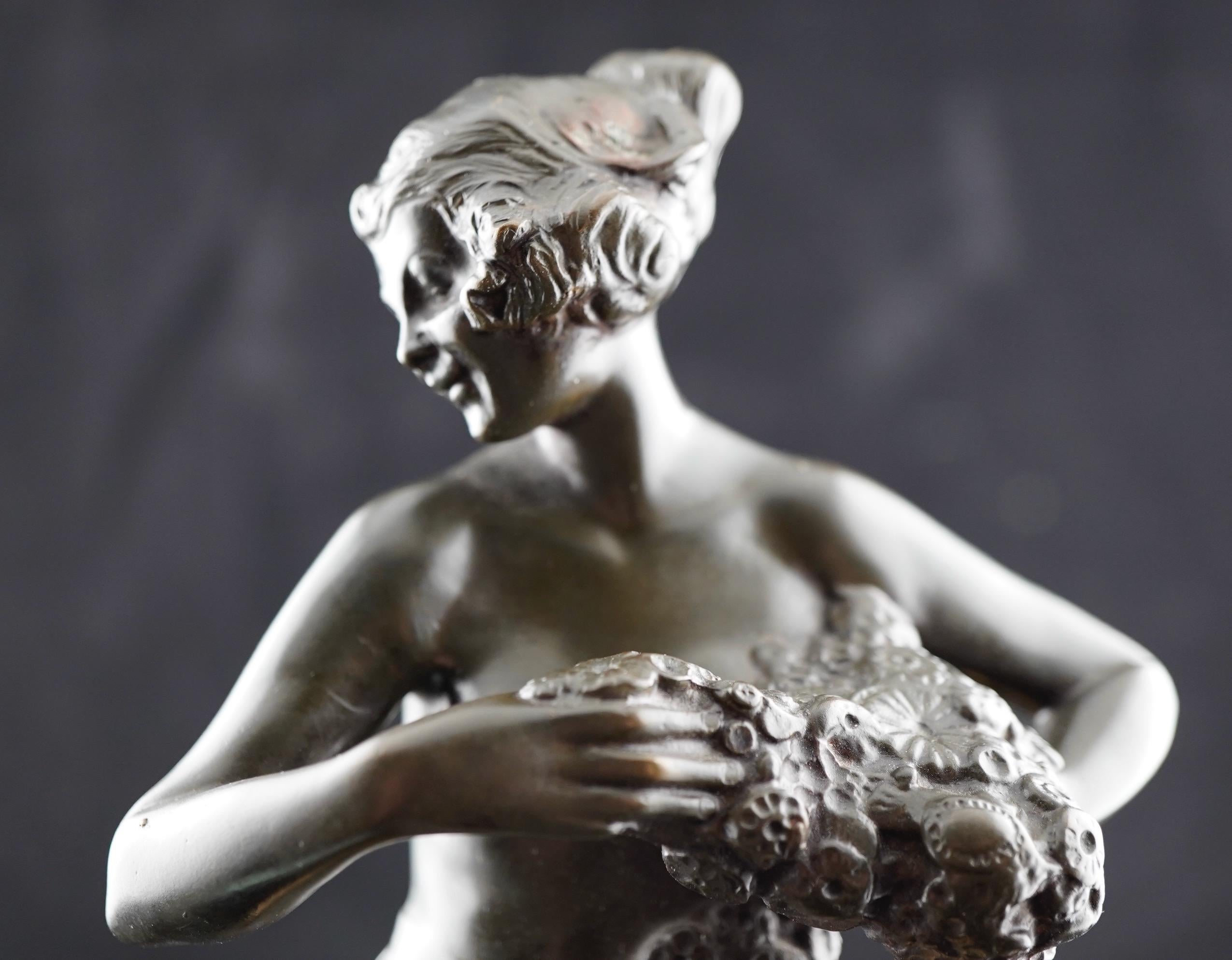 Austriaco Bronzo Art Deco di un semi-nudo  Ballerina di fiori di primavera di Bruno Zach. in vendita