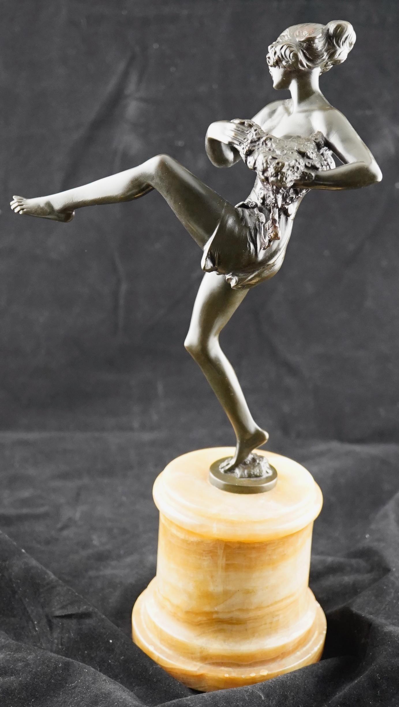 Bronzo Art Deco di un semi-nudo  Ballerina di fiori di primavera di Bruno Zach. In condizioni ottime in vendita a Sarasota, FL