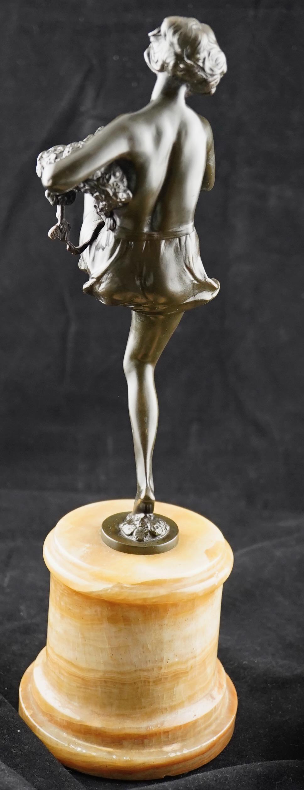 XX secolo Bronzo Art Deco di un semi-nudo  Ballerina di fiori di primavera di Bruno Zach. in vendita
