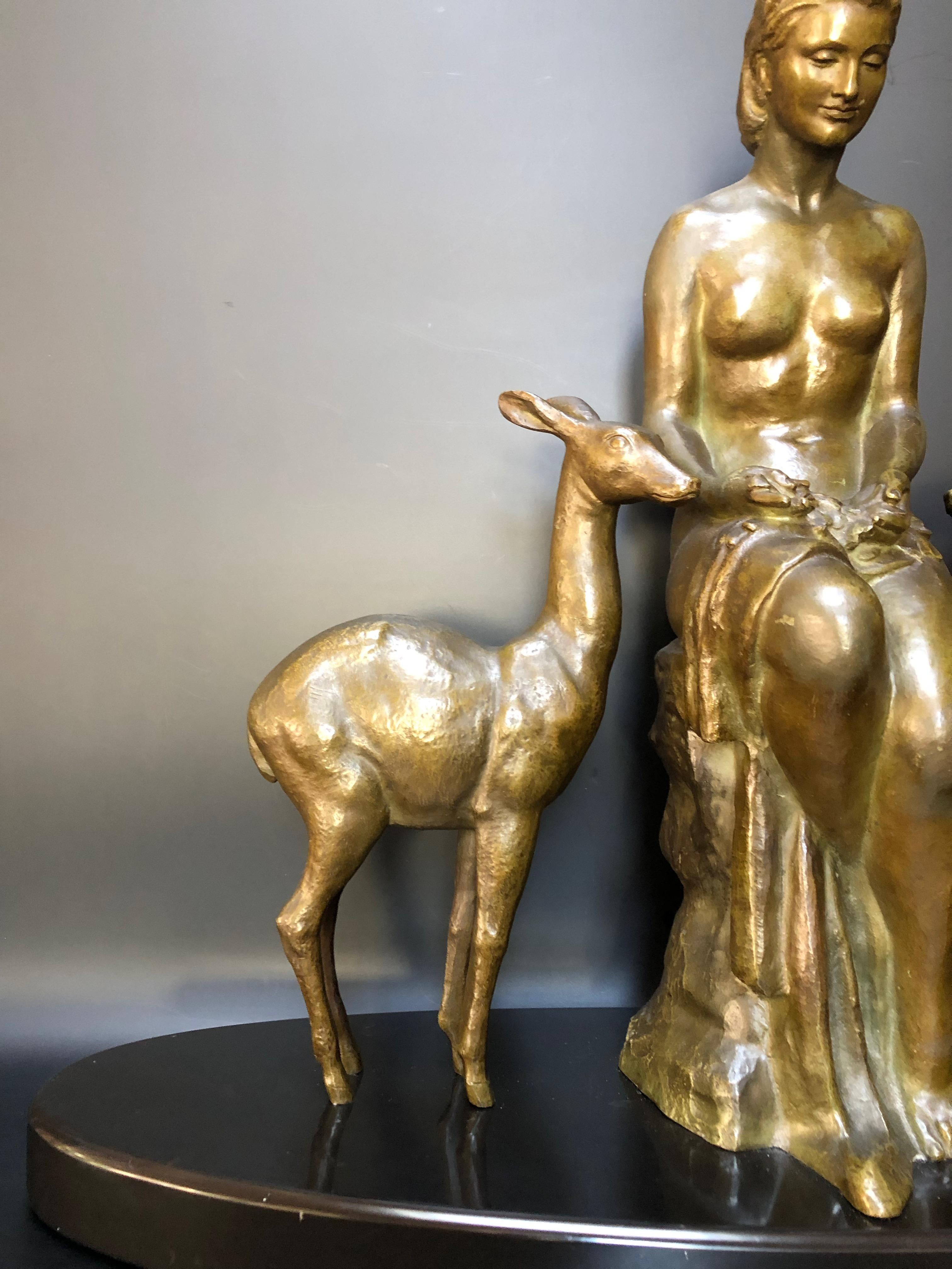 Bronze circa 1935 femme avec faons en bronze à patine verte et brune sur un socle en marbre noir (surfin de Belgique)

Fils d'un sculpteur florentin, Ugo Cipriani, 1887 - 1960, a étudié à l'Académie des beaux-arts de Florence et a rejoint le