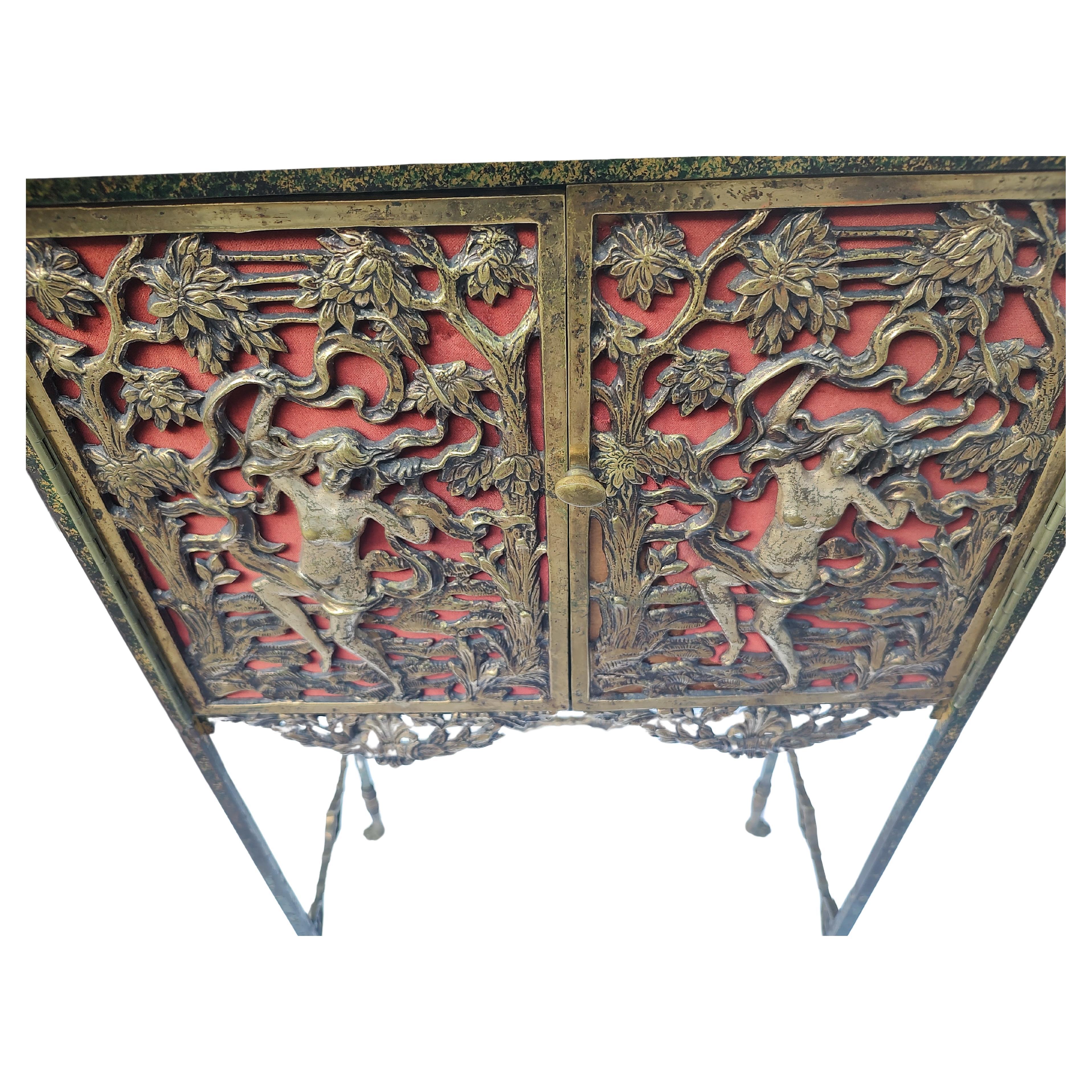 Spectaculaire cabinet à deux portes en bronze et en fer avec des nymphes nues coulées en bronze sur toutes les faces et la galerie. Une véritable œuvre d'art. Surmontée d'une plaque d'onyx, cette pièce est à part.  Ouverture à l'arrière pour le