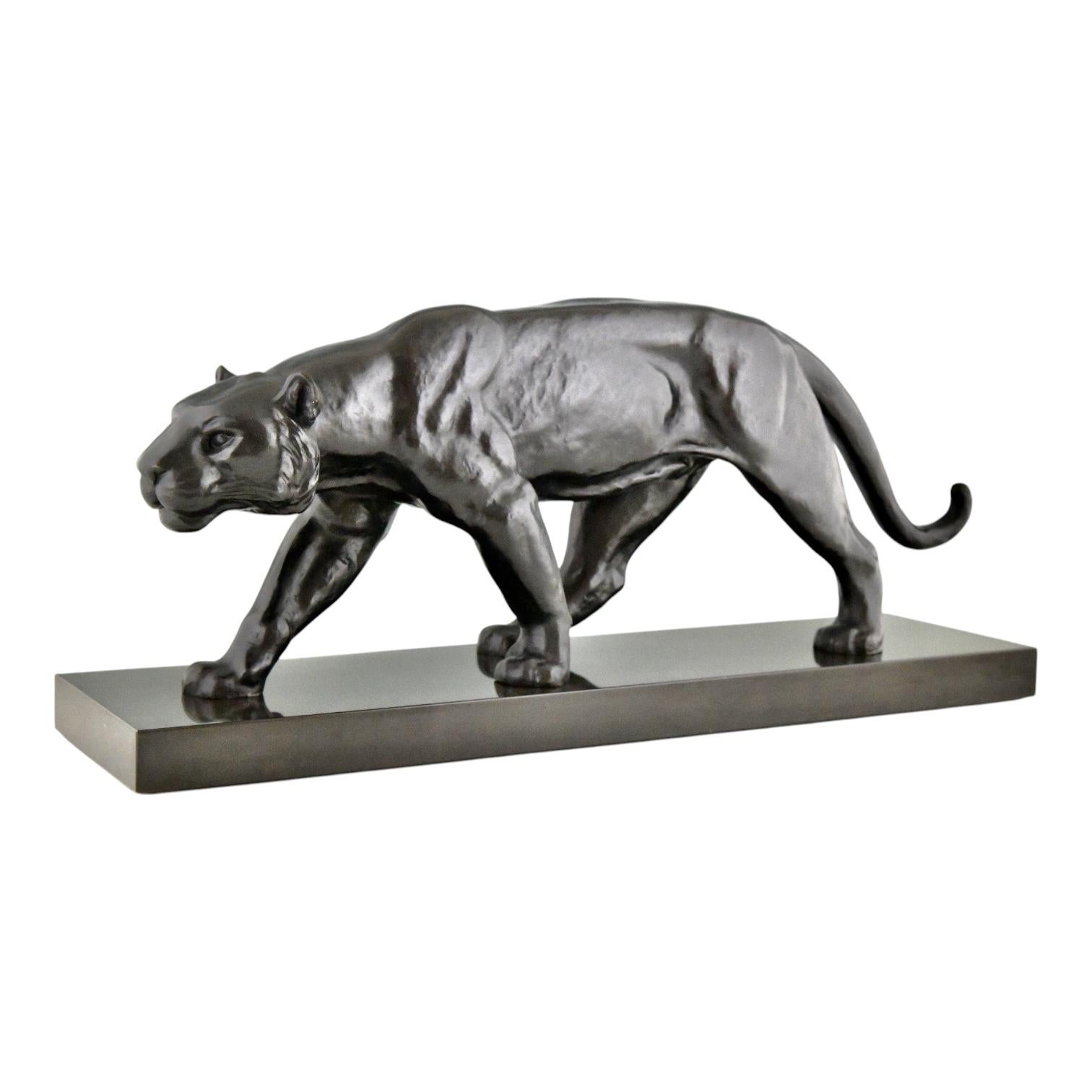 Art Deco bronze panther sculpture by Alexandre Ouline.
Bronze with black patina on Belgian black marble base 
France ca. 1930. Impressive size! 
The artist worked in France between 1918-1940.
 
Literature:
Animals in bronze by Christopher Payne.