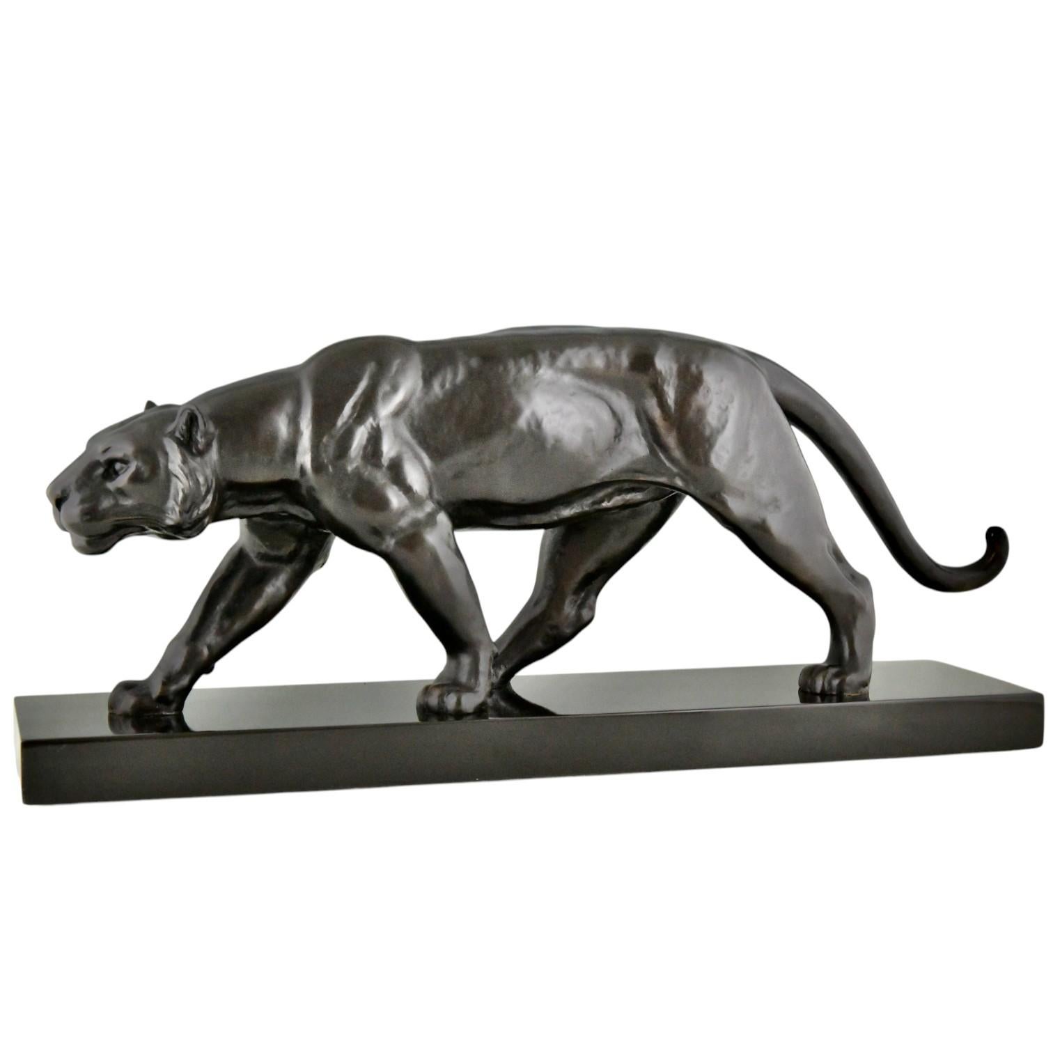 Art Deco bronze panther sculpture by Alexandre Ouline.
Bronze with black patina on Belgian black marble base 
France ca. 1930. Impressive size! 
The artist worked in France between 1918-1940.
 
Literature:
Animals in bronze by Christopher Payne.