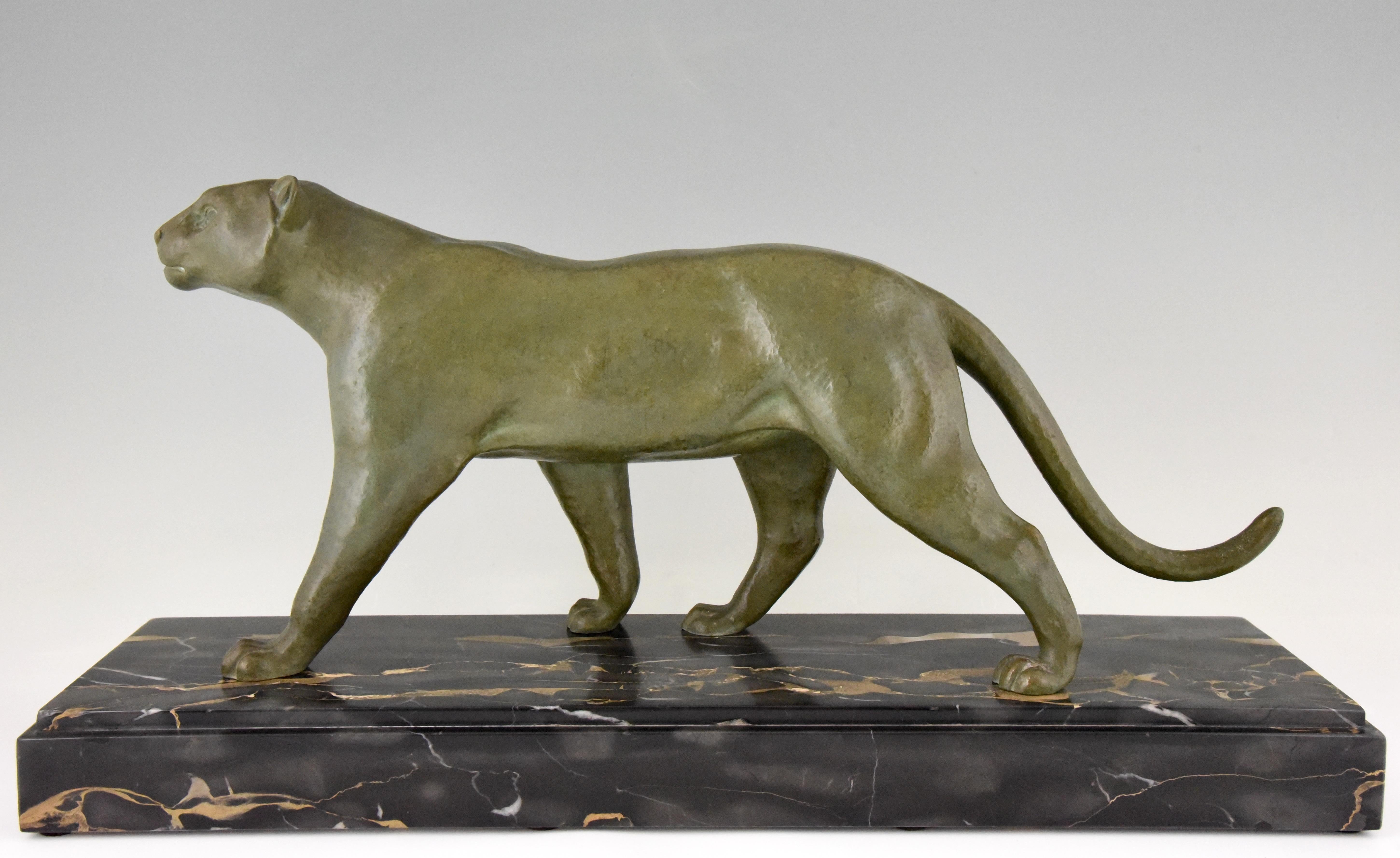 Art Deco bronze sculpture of a standing panther with green patina, mounted on a Portor marble base. Signed by the sculptor Alexandre Ouline, France, 1930.

Literature:
“Animals in bronze” by Christopher Payne. Antique collectors club.