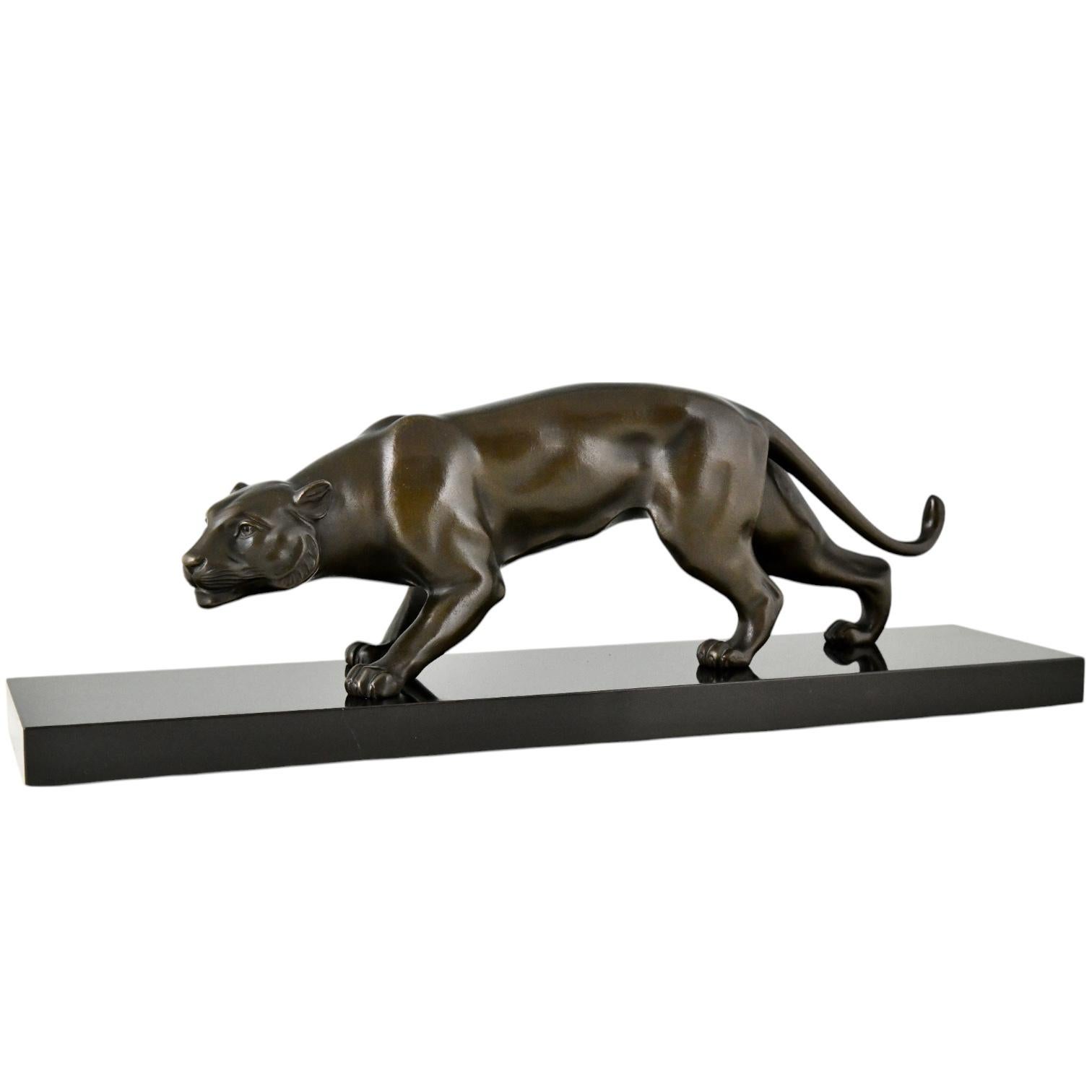 Sculpture de panthère en bronze de style Art déco par F. Bauer. 
Bronze patiné sur un socle en marbre noir belge. 
Autriche vers 1930. 
Signé dans le bronze et sur la base.  
