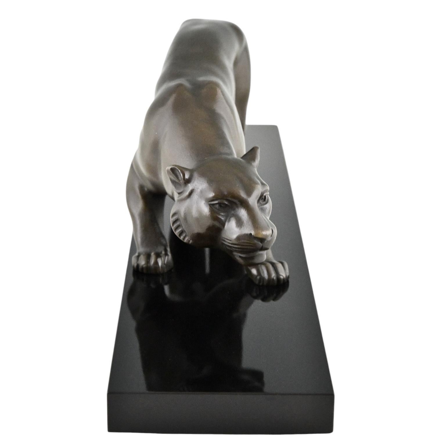 Autrichien Sculpture de panthère Art Déco de F. Bauer sur socle en marbre, Autriche, 1930.