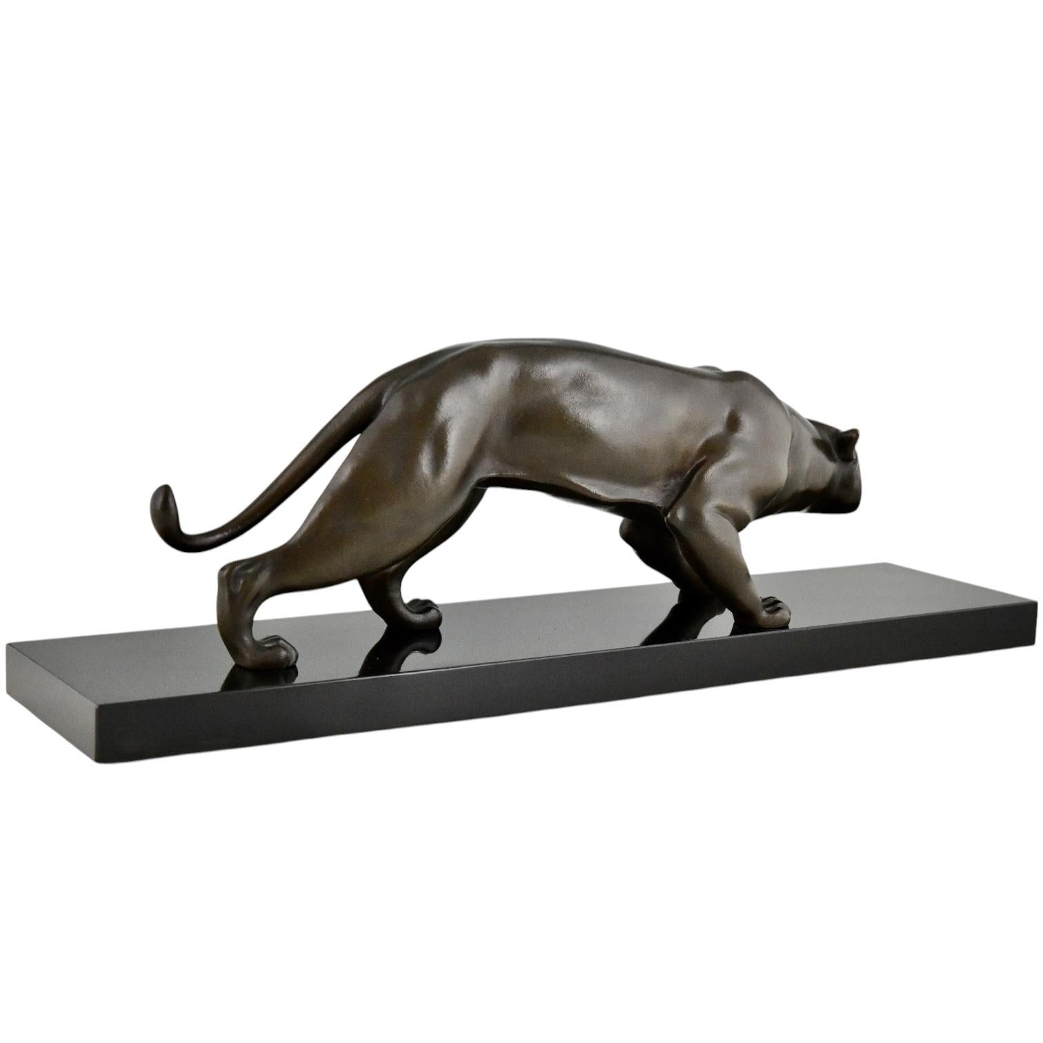 Milieu du XXe siècle Sculpture de panthère Art Déco de F. Bauer sur socle en marbre, Autriche, 1930.