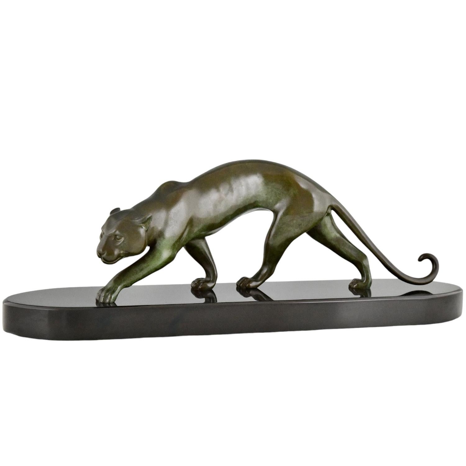 Sculpture de panthère en bronze Art déco de Georges Lavroff.
Signé G. Lavroff dans le bronze, sur un socle en marbre noir belge.  
France 1945. 
Cette panthère est illustrée dans le livre :
Georges Lavroff par Kastelyn et Mazzucotell