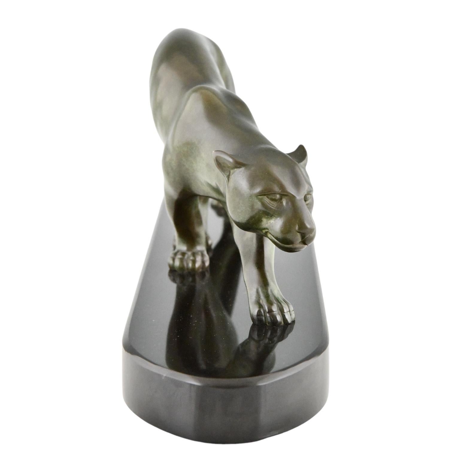 Français Sculpture de panthère en bronze Art Déco de Georges Lavroff France 1945 en vente