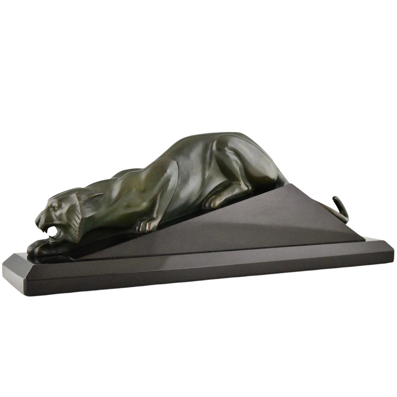 Scultura di pantera in bronzo Art Deco di Georges Lavroff.
Firmato G. Lavroff nel bronzo,
Numero di timbro, 9133. 
Bronzo patinato su una base di marmo nero belga.  
Francia 1935. 
Questa pantera è illustrata sulla copertina del libro:
Georges