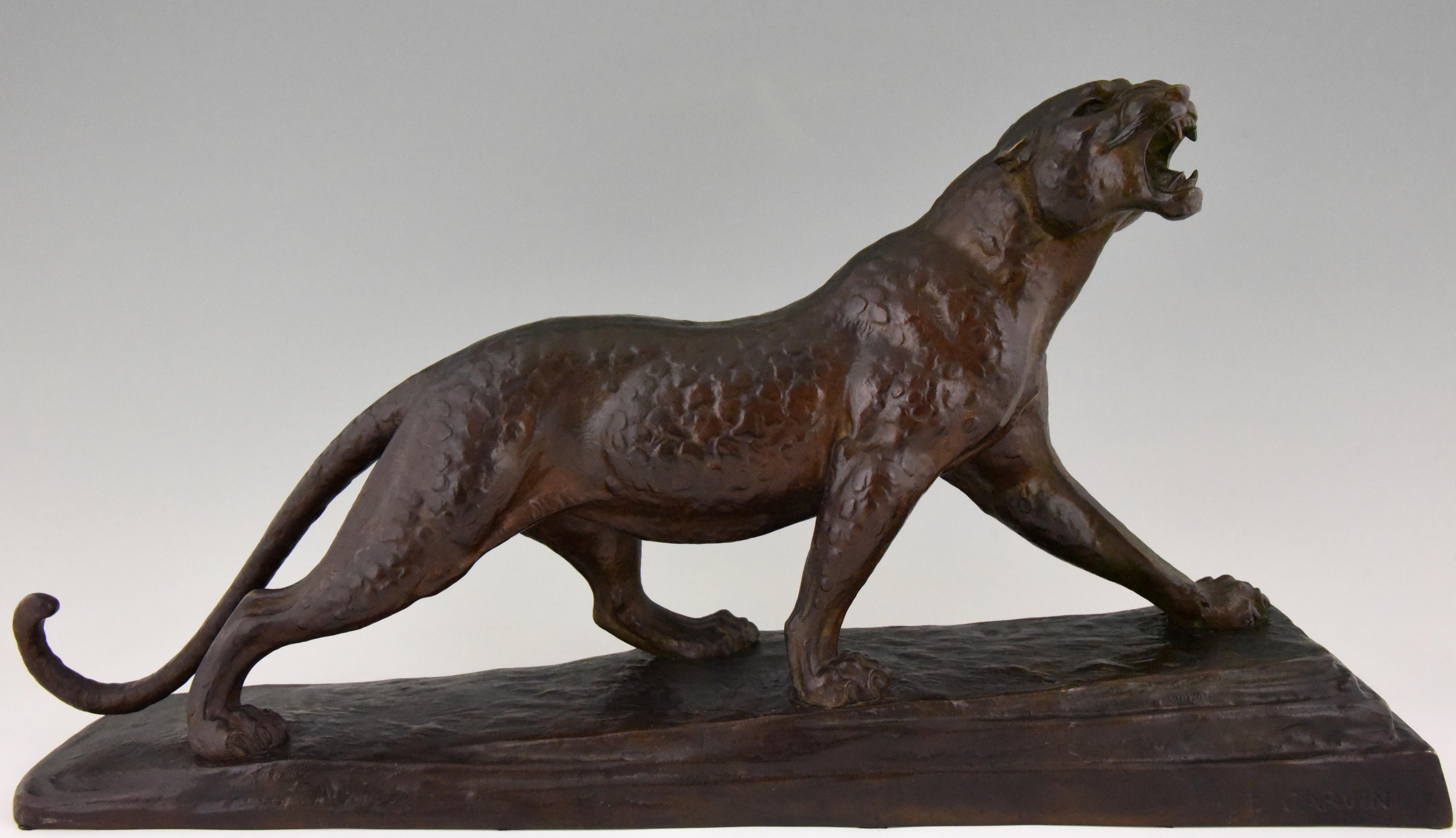 Beautiful Art Deco bronze panther sculpture by the French artist Louis Albert Carvin. Signed and marked by the Etling Foundry, circa 1920. 

A similar model is shown on page 126 of the book?“Animals in bronze” by Christopher Payne. Antique