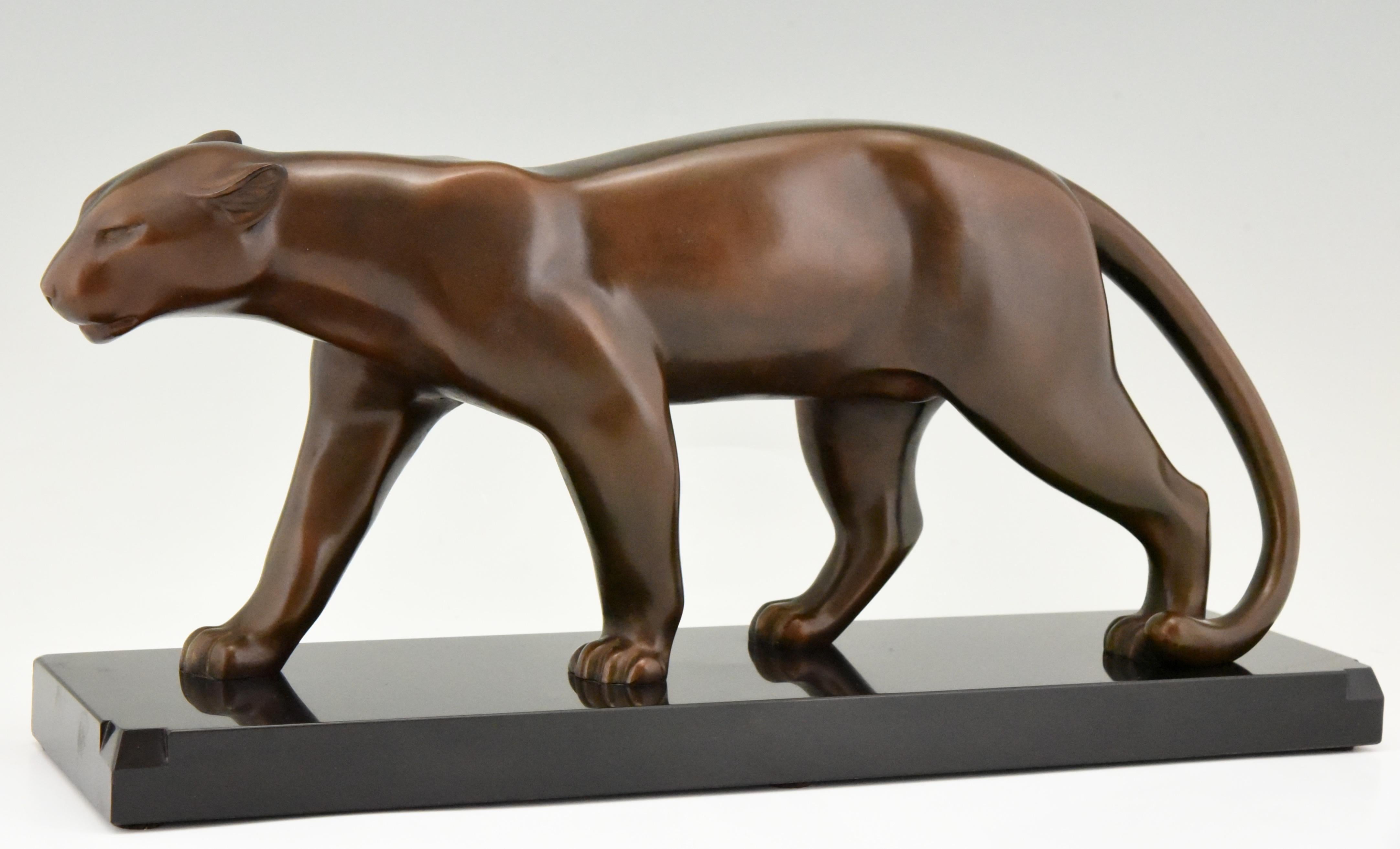 Sculpture de panthère en bronze patiné Art Déco par Emile Louis Bracquemond. 
La panthère repose sur un socle en marbre noir belge et présente des décorations dans les coins. France 1930. 

Cette panthère est mentionnée dans le livre 