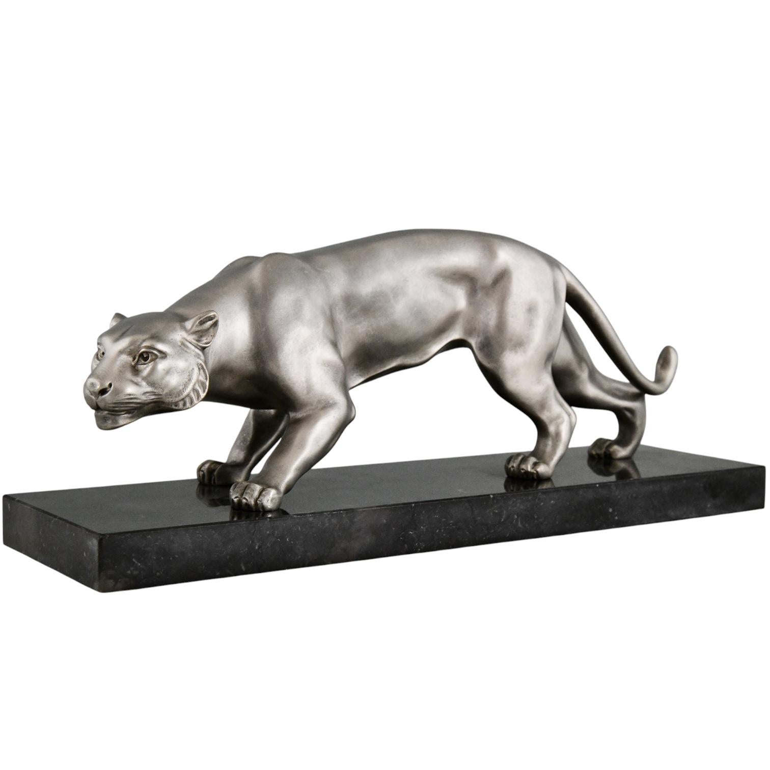 Sculpture de panthère en bronze Art Déco signée par J. Brault. 
Bronze, patine argentée sur socle en marbre noir. 
France 1930. 
