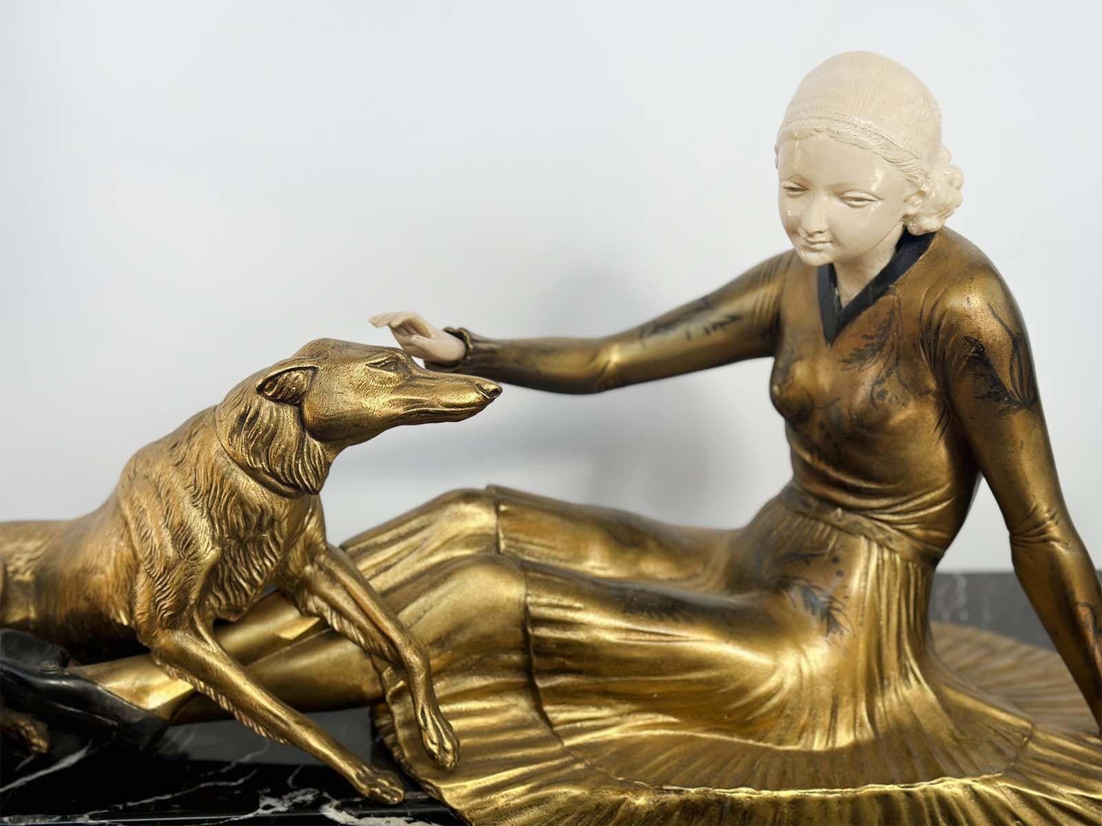 Splendide sculpture Art déco d'une femme et de son chien Barzoï sculptée en métal blanc et finition patine bronze ; elle repose sur un socle en marbre noir. Fabriqué par HENRY (Amédée Charles Henri, Compte de Noé) en France dans les années 1920. Il