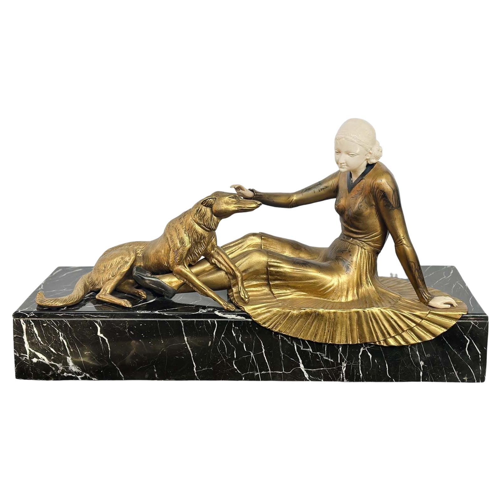 Art-Déco-Skulptur von Frauen und Hund aus Bronze mit Patina und Marmor von Cham, ca. 1920er Jahre