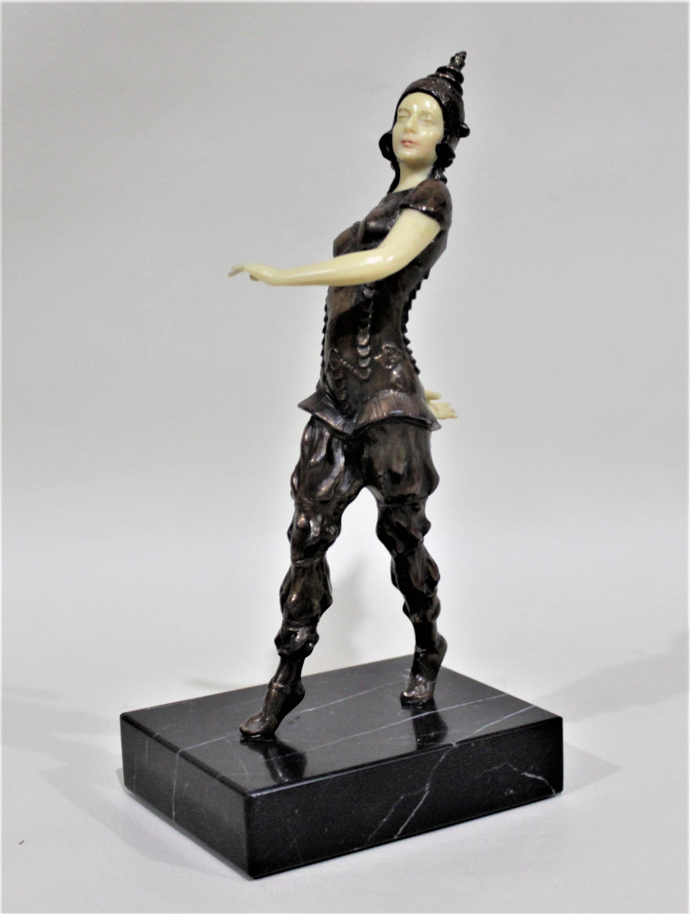 Diese detailreiche, patinierte Bronzefigur ist unmarkiert, wurde aber vermutlich um 1930 in Frankreich im Art-déco-Stil hergestellt. Diese Skulptur stellt eine thailändische Tänzerin in traditioneller Kleidung dar und steht auf einem polierten