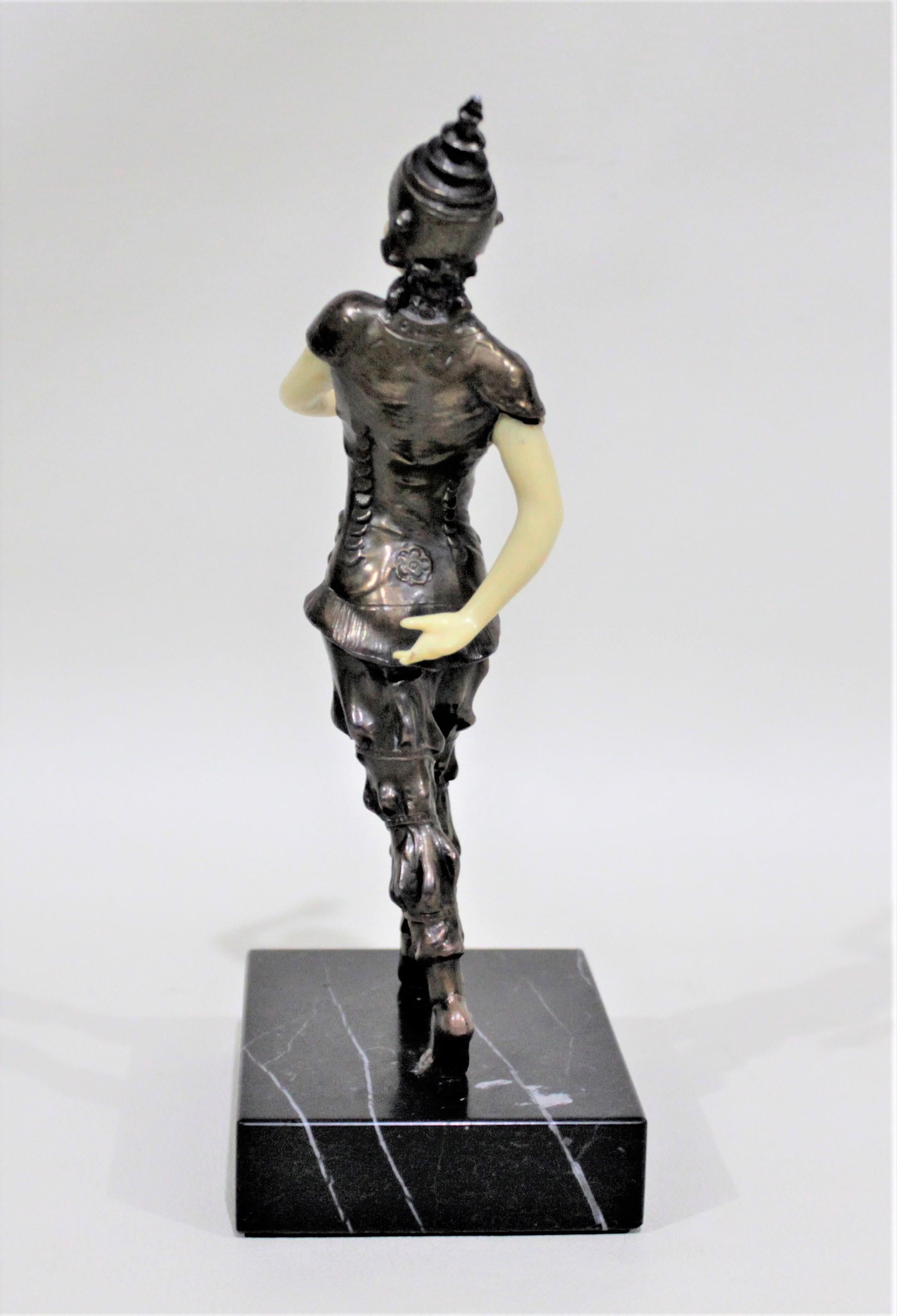 Art Deco Bronze patiniert Metallguss Thai Tänzerin Statue oder Figurine (Gegossen) im Angebot