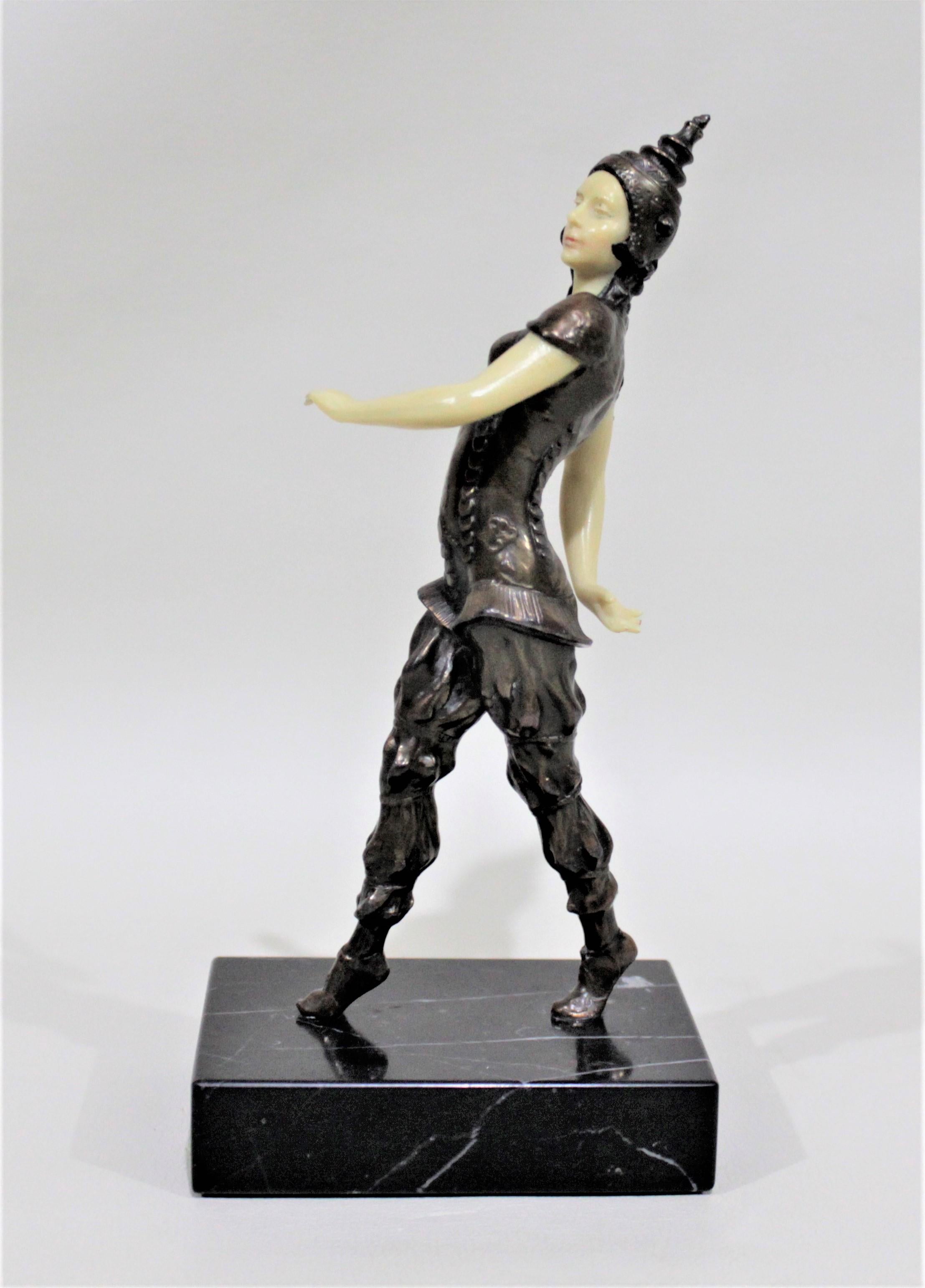 Art déco Statue ou figurine de danseuse thaïlandaise en métal coulé patiné en bronze Art Déco en vente