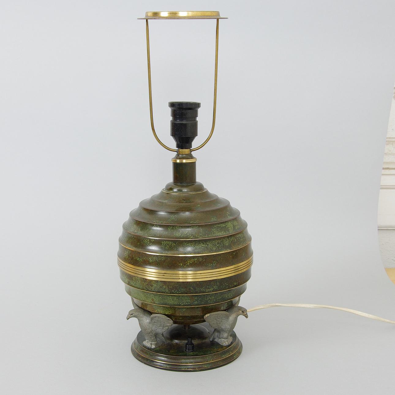 Lampe de table Art déco en bronze patiné avec aigles, Suède, vers les années 1930 en vente