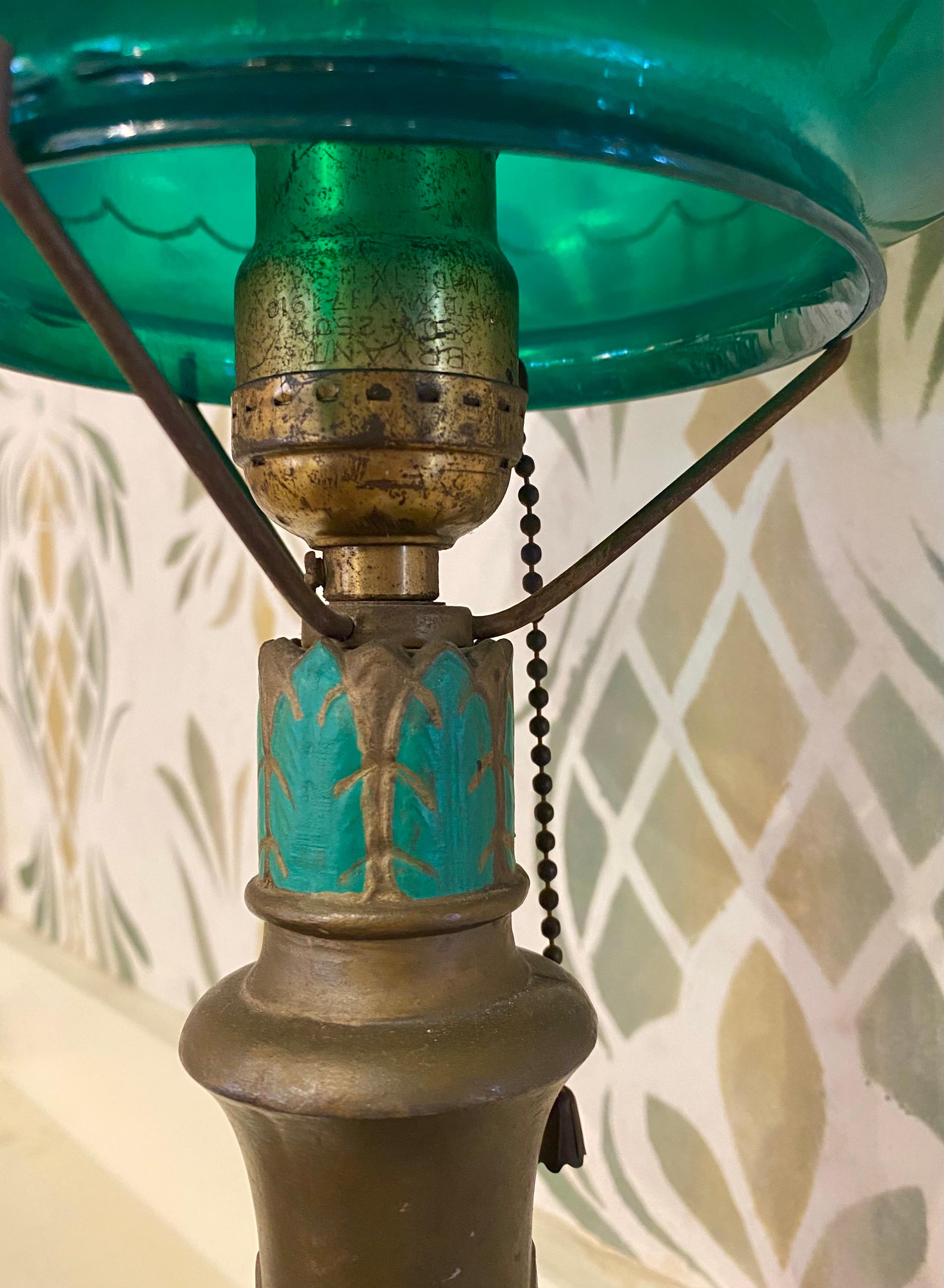 Début du 20ème siècle Lampe de table Art déco en bronze patiné avec abat-jour en Emeralite, vers 1920 en vente