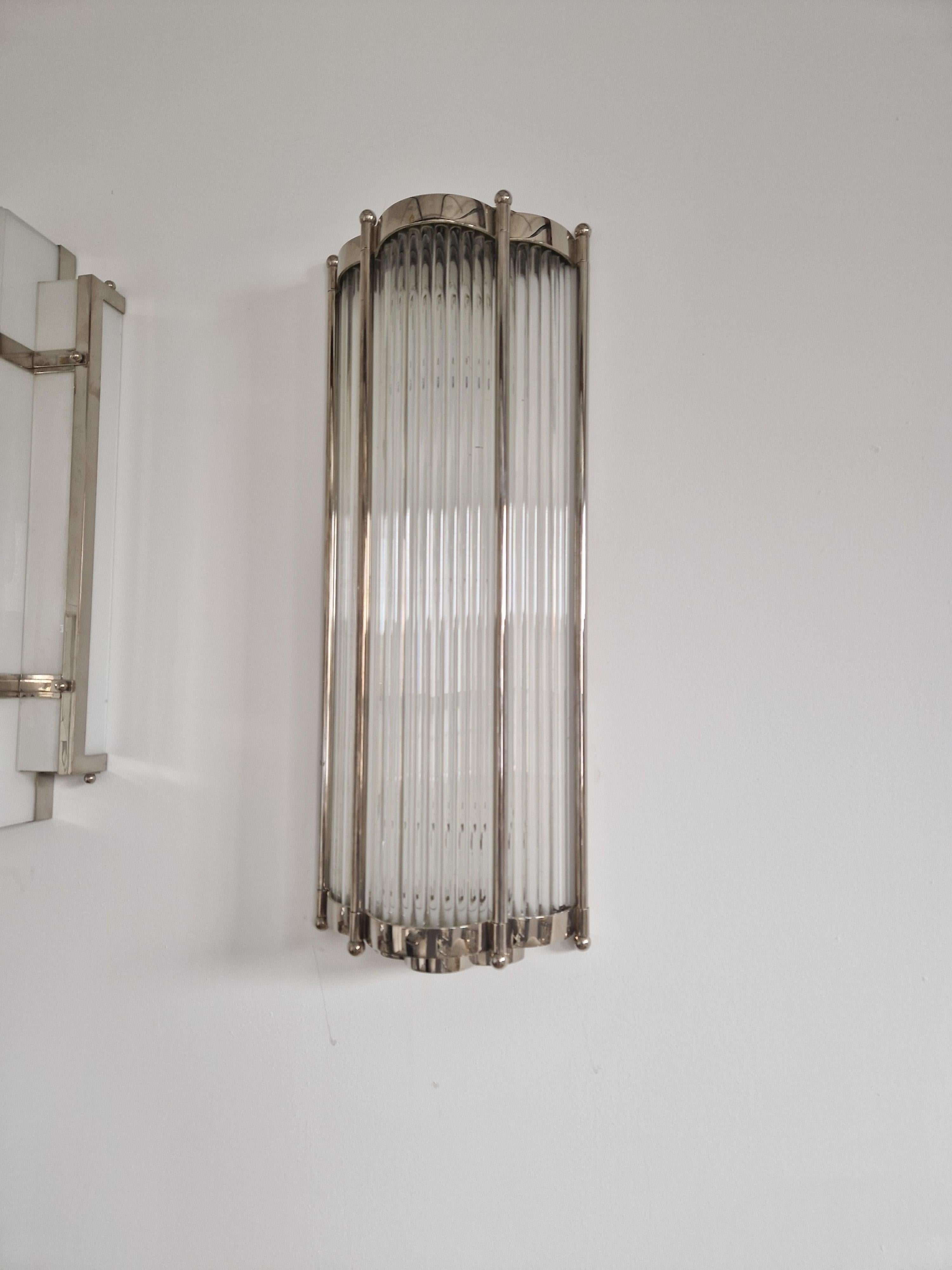 This Art Deco wall sconce from Sofar, made of high-quality nickel bronze and clear glass rods, is a classic and elegant lighting fixture. Inspired by the timeless Art Deco style of the 1930s, this wall sconce features a sophisticated design. The