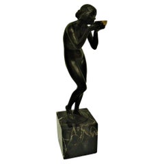 Art-Déco-Bronze-Skulptur einer nackten Dame, die in einem Becher von Victor Heinri Seifert Trinkt, Art déco 