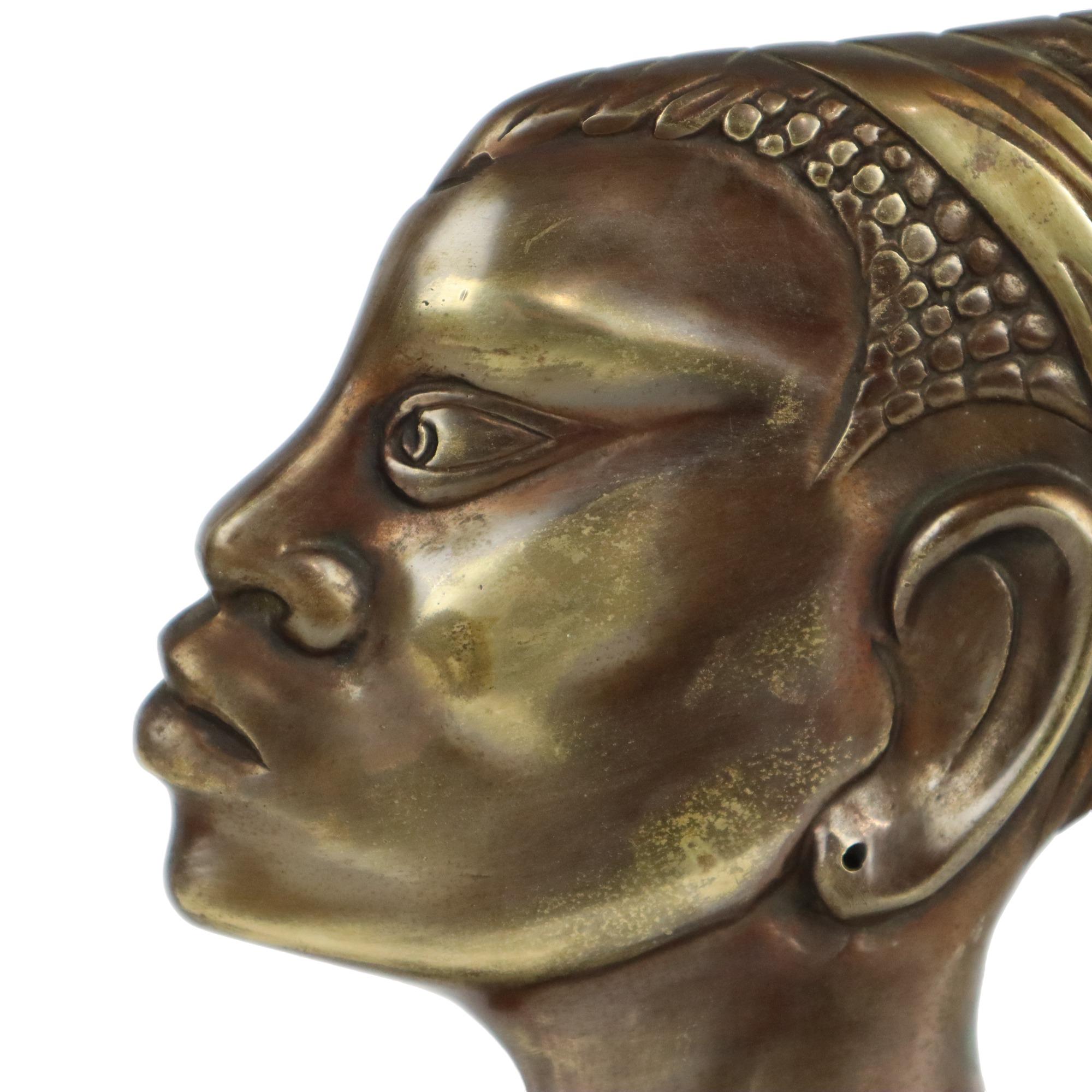 Beautiful art deco bronze sculpture, statue of an African woman, mounted on a green veined marble base, after the work of Karl Hagenauer, an influential Austrian designer, 1930s.

The bronze has a very nice age patina, this attractive work is