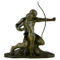 Sculpture en bronze Art Déco Archer apprenant un garçon à utiliser un nœud par Gennarelli 1930