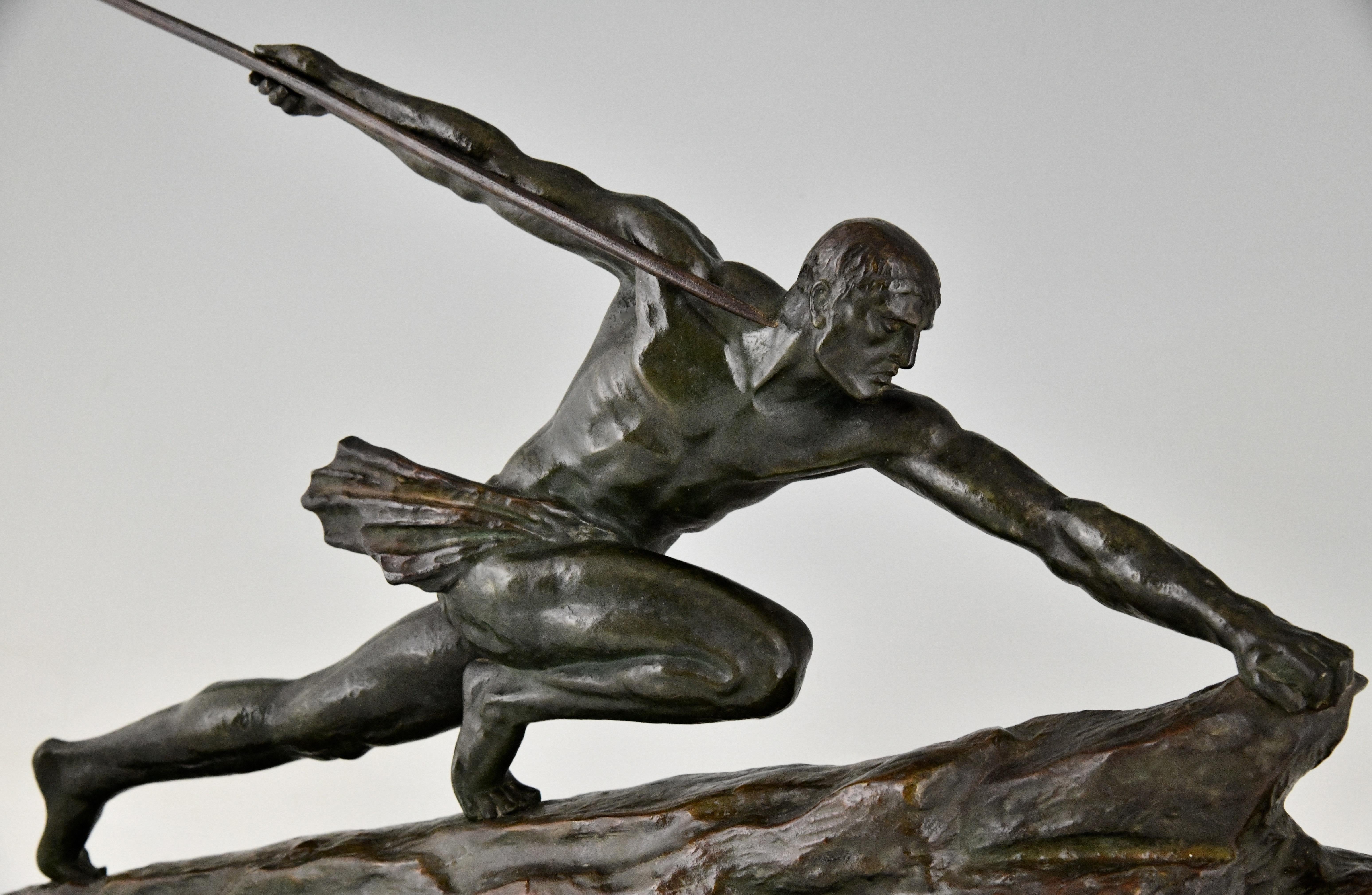 Sculpture d'athlète en bronze Art Déco avec lance de Pierre Le Faguays, France 1927 en vente 1