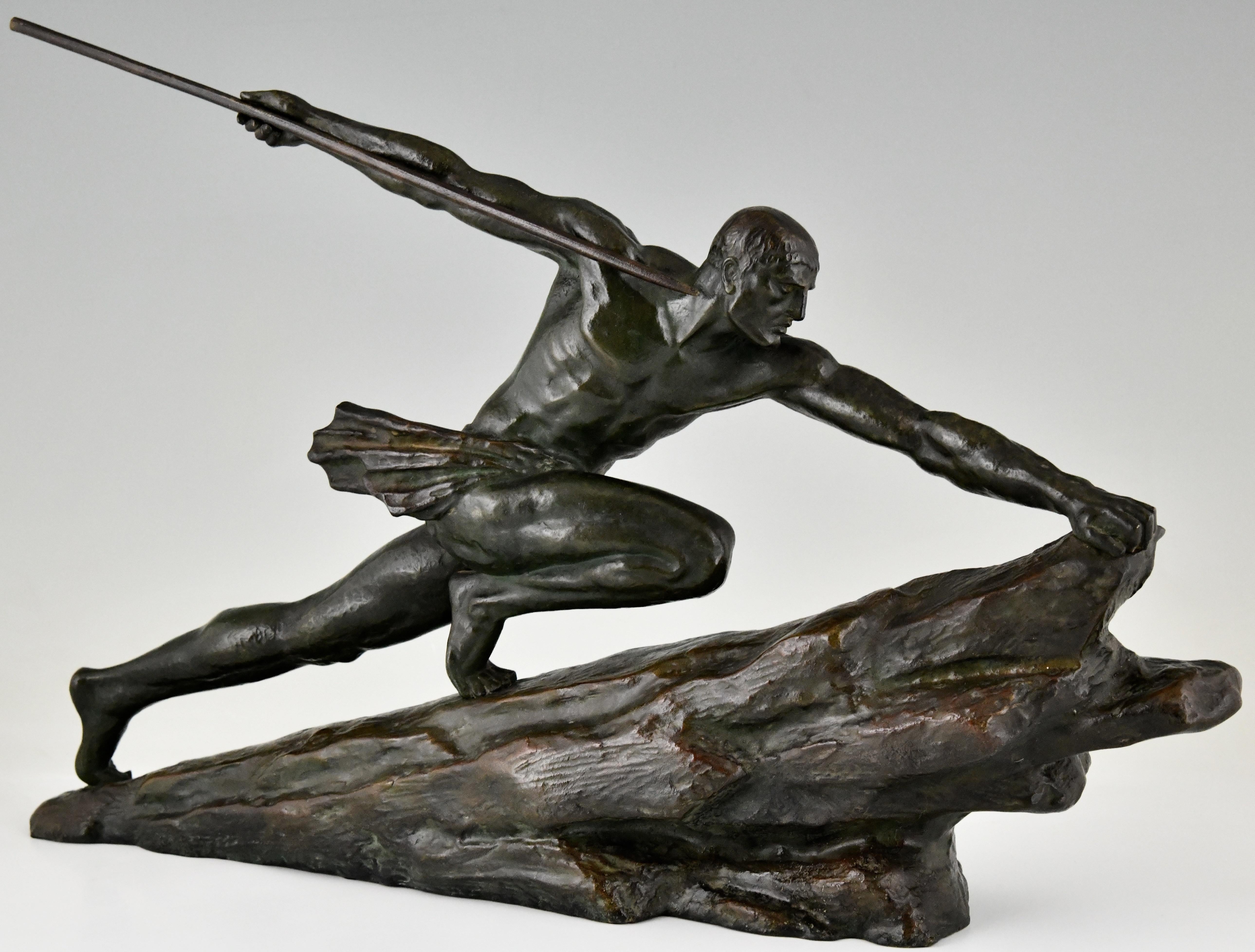 Art Deco Bronze-Skulptur Athlet mit Speer signiert von Pierre Le Faguays. 
Die Skulptur hat eine satte grüne Patina mit braunen Schattierungen.
Frankreich 1927.
Diese Bronze ist auf Seite 425 des Buches abgebildet: Bronzen, Bildhauer und Stifter von